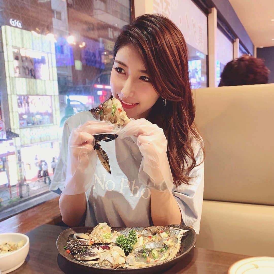 亜里沙さんのインスタグラム写真 - (亜里沙Instagram)「🦀💛🦀　@tejonde  仲良しの友達と時々新大久保に韓国料理を食べに行きます。 韓国行ったら絶対に食べるのがカンジャンケジャンなんだけど、 #テジョンデ でも美味しいのが食べられるから嬉しい😆 この日はタコのぶつ切りのサンナッチ🐙も頼んでみた。 最初はウワァぁあ😱動いてるー！ってちょっと怖いんだけど、 やっぱり新鮮なだけあってそのまま食べるとぷりぷりでとても美味しかった😀笑 他の海鮮メニューも美味しいしたくさん食べておなパイでした。 この後は食材見たり、コスメ見にプラプラ〜  #koreanfood #韓国料理 #🦀 #🐙 #カンジャンケジャン #サンナッチ」10月2日 16時06分 - alisa_0302