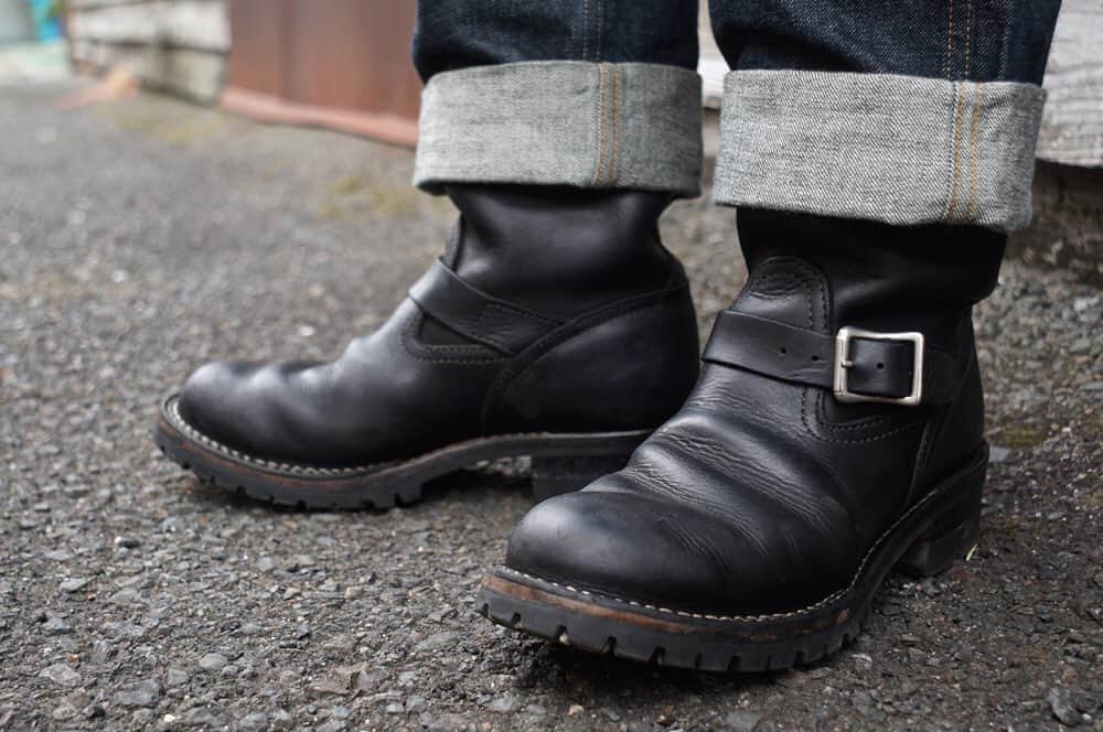 のインスタグラム：「My WESCO! “Boss” 2年が経過したスタッフのベーシックな“Standard Boss”。 ここまで太い履きジワが現れるとオーナーの履き方を形状記憶し、しっかり厚みのあるカウハイドレザーもこれ以上の伸びは感じなくなります。 これぞエンジニアブーツの経年変化といったところでしょう！ . 【Information】 ☞WESCO×DEHEN N-1 Jacket絶賛発売中！ ☞日本限定カラーのパープルレザーは随時受注を受け付けています。これからパープルレザーを用いて製作される場合、カスタムブーツの仕上がりは翌年2020年5月頃の仕上がりを予定しています。 ☞Black×Burlap Jobmaster販売中！ サイズ【75E,85E,10E】 ☞WESCO 100th Anniversary Model -Horsehide Jobmaster- “38LTT&38RT” メーカーストックあり！ サイズ【85E,9E,95D】 ☞“Horsehide Morrison” 2019 Japan Limited Modelメーカーストックあり！ サイズ【7D,8E,85E,9D&E】 ☞サリバングローブ秋冬商品入荷しました！ ☞DIAMOND LOGO HOODIE発売中！ . #wesco #wescoboots #boss #engineer #engineerboots #shipjohn #GuthrieDenimJeans #since1918 #100YEARS #oregon #scappoose #madeinUSA #wescojapan #wescoebisu #wescosetagaya #wescokanazawa」