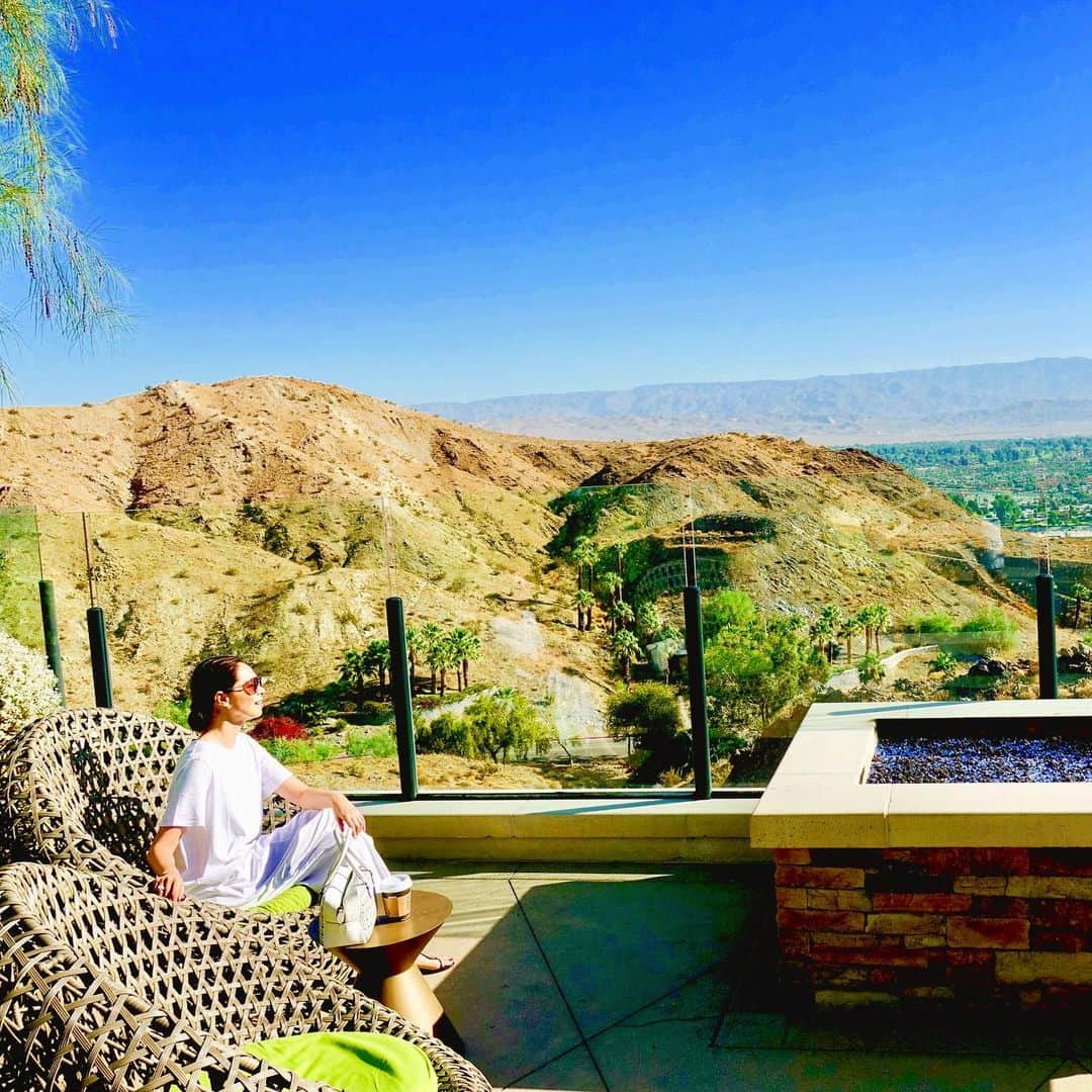 川原亜矢子のインスタグラム：「Gentre breeze ╰(*´︶`*)╯♡ #palmsprings #california #rizcarltonranchomirage #windpower #view #パームスプリングス #カリフォルニア #リッツカールトンランチョミラージュ #風力発電 #絶景 #ayakokawaha #川原亜矢子」