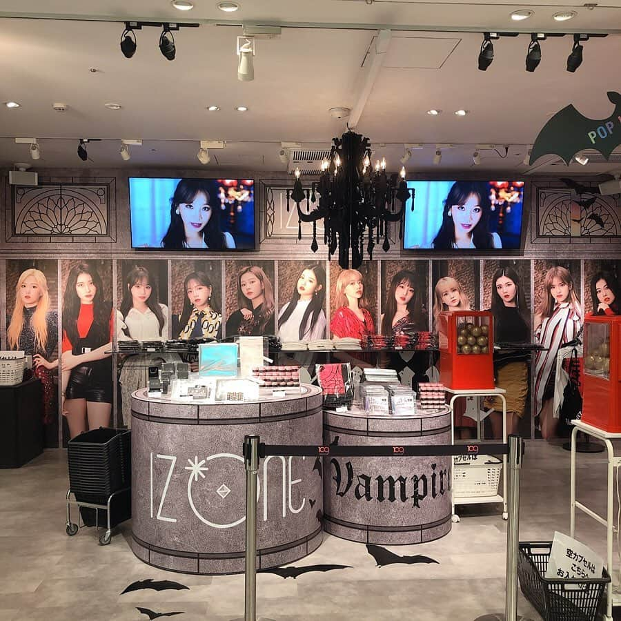 ハルハルさんのインスタグラム写真 - (ハルハルInstagram)「IZ*ONE「Vampire」POP UP STOREがWIZ*ONEにはたまらない空間🎃♡﻿ ﻿ ﻿ あんにょん♡ハルハルのAKIです🍒﻿ ﻿ 期間限定でSHIBUYA109の8階で開催している、IZ*ONE「Vampire」POP UP STOREに行ってきたよ💕﻿ ﻿ 店内にはIZ*ONEのPVが流れてて、ポップアップストアのためだけに作られた限定アイテムなどWIZ*ONEにはたまらないグッズがずらり🌈﻿ ﻿ 「Vampire」のコンセプトにあった雰囲気でとっても楽しめました😍﻿ ﻿ グッズは、﻿ ・2Wayトートバッグ 3,100円(税込)﻿ ・スポーツタオル 2,600円(税込)﻿ ・マスキングテープセット 1,200円(税込)﻿ ・モバイルバッテリー 4,500円(税込)﻿ ・長袖Tシャツ / フリーサイズ 3,900円(税込)﻿ ・フーディ 6,900円(税込)﻿ ・ネームプレート　ランダム 600円(税込)﻿ ・クリアファイル (全12種) ランダム 500円(税込)﻿ ・ブレスレット 1,800円(税込)﻿ ・ビーニー 2,600円(税込)﻿ ・アクリルキーホルダー　ランダム　500円(税込)﻿ ・缶バッジ (全24種) ランダム 500円(税込)﻿ ﻿ こんなに盛りだくさん、、❤﻿ ﻿ SHIBUYA109 渋谷で10月14日(月)まで開催中なのでぜひ行ってみてね❣❣﻿ ﻿ 詳しくはIZ*ONE「Vampire」POP UP STOREのHPを見てみて♡﻿ ﻿ ﻿ -------------------------------------------﻿ #ハルスタ や #ハルハル をタグ付けしていただくと、﻿ ハルハルの記事やInstagramに投稿させていただく場合がございます﻿ #하루스타 #하루하루 를 태그 하시면﻿ 하루하루의 기사와 인스타그램에서 사용할 가능성이 있습니다﻿ -------------------------------------------﻿ ﻿ #渋谷109#SHIBUYA109#IZONE#Vampire#POPUPSTORE#アイズワン#韓国﻿」10月2日 17時02分 - haruharu_furyu