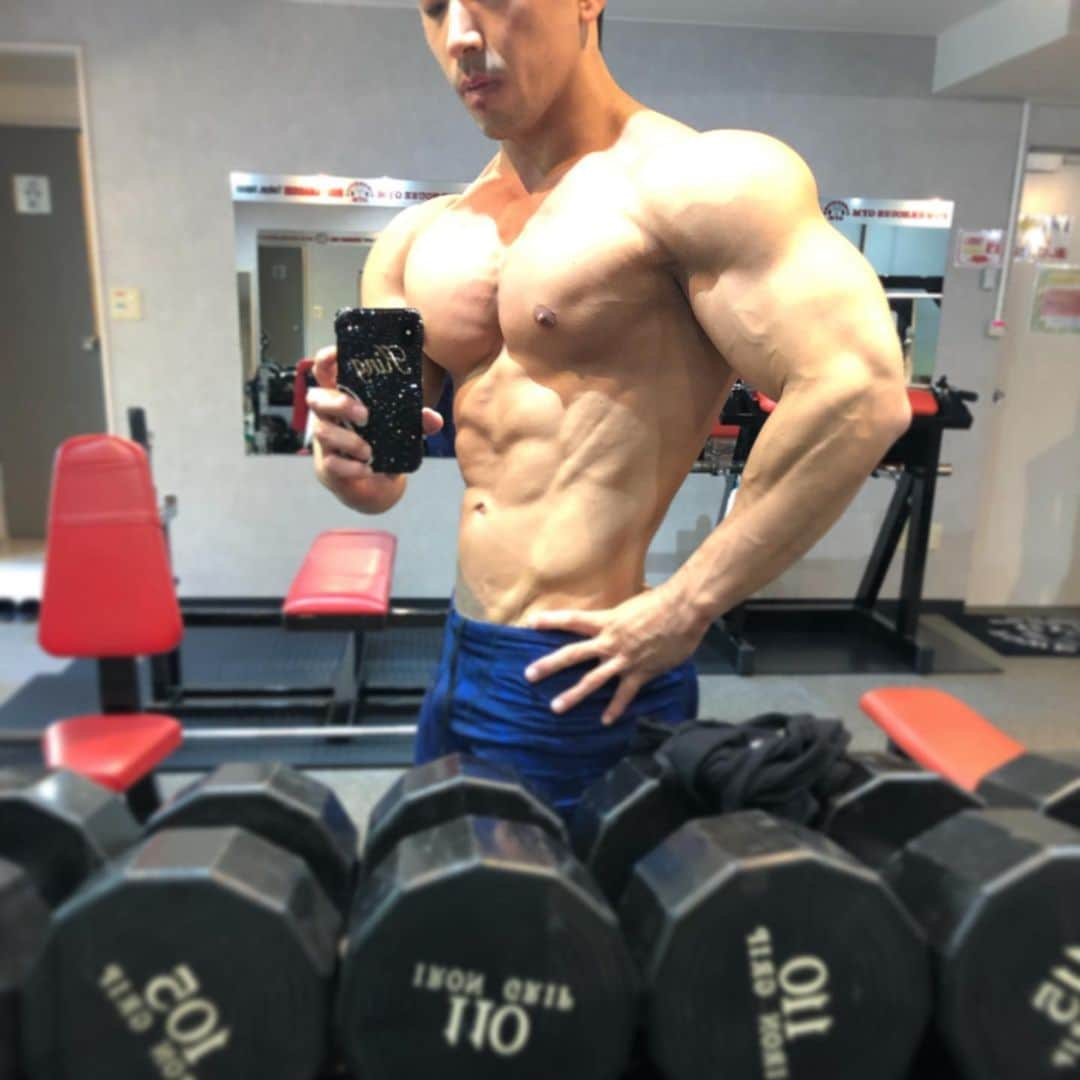 湯浅幸大さんのインスタグラム写真 - (湯浅幸大Instagram)「Chest day😜 胸トレ6種目！いいパンプでした！ 頑張って、ゲストポーズまでにもう少し絞りたい😂  #workout #workoutlife #eatclean #teamlan #training #trainhard #ifbbpro #ifbbproleague #instafitness #arms #abs #diet #gymmotivation #gohardorgohome #bodybuilding #noresttobethebest #suplinx #suplinxandking #nutrakey #mensphysique #roadtojapanpro #ワークアウト #ワークアウトライフ #トレーニング #筋トレ #減量 #ダイエット #減量のある生活 #チートのある生活 #思想を維持する精神は狂気でなければならない」10月2日 16時59分 - kingyuasa