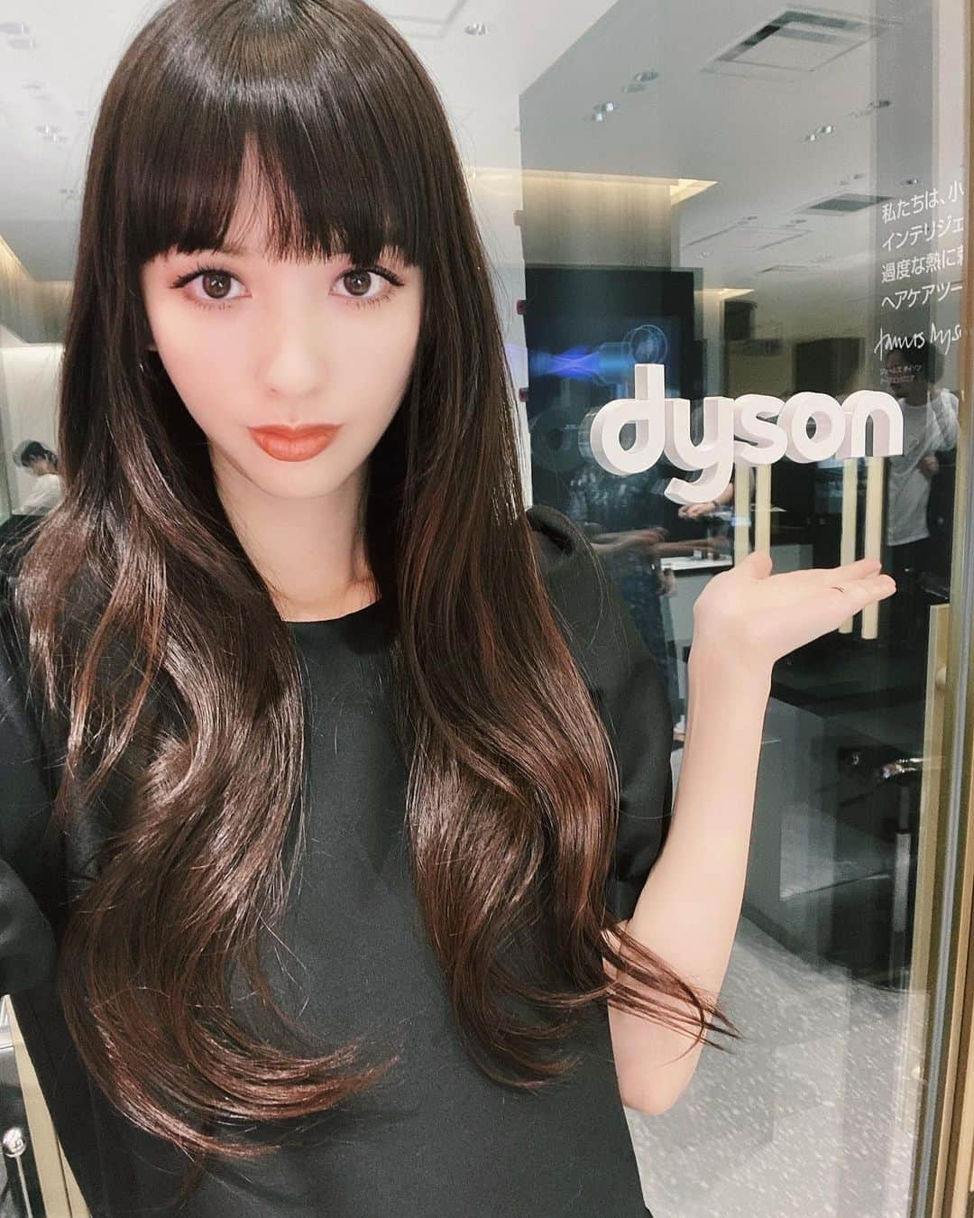 鈴木えみさんのインスタグラム写真 - (鈴木えみInstagram)「Dyson日本初の、ブロー専門サロンスペースが付いた「Dyson Hair 伊勢丹新宿店」が伊勢丹新宿店2Fに登場！ ㅤㅤㅤ ダイソンスタイリストによるシャンプーからブロー、スタイリングまでを通した、有料サービスが受けられるサロンです。先月末にオープンしていますが、昨日体験しに行って参りました🙋🏻‍♀️ ツヤツヤなナチュラルカールに仕上げてもらったよ✨ ㅤㅤㅤ エアラップは気になるけど使い方が不安💦という方でも、実際にスタイリングしてもらいながら、やり方を覚えられるのでオススメです❣️ #dysonhair #エアラップ #PR」10月2日 17時10分 - emisuzuki_official