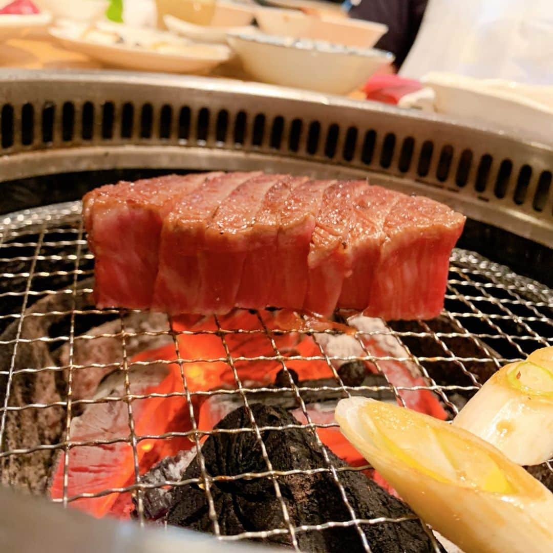 濱野りれさんのインスタグラム写真 - (濱野りれInstagram)「Yakiniku 'Kinryuzan' -One of the restaurant that regularly make reservation. We ordered chateaubriand twice so I'm posting two photos of it🤣👌 I'm pretty sure that if you eat this chateaubriand, You won't be able to eat it in the others🤫❗️ - 定期的な予約をとらせていただいてるお店の１つ金竜山💫ここのお肉食べたらほんと他のお肉食べれなくなる😫(食べるけど)笑 まさかのシャトーブリアンお代わりしたので二枚載せておきます🤫💓いつも感動的なお肉をありがとうございます🙇‍♀️💗💫 - #rirelog#kinryuzan#shirogane#yakiniku#wagyu#wagyubeef#kobebeef#tokyoeats#toptokyorestaurants#tokyogourmet#lovetoeat#eatlover#tabelog#chateaubriand#炭焼金竜山#金竜山#焼肉#焼肉屋#予約困難#食べログ高評価#食べログ4#六本木グルメ#グルメ記録#東京グルメ#シャトーブリアン#レバー」10月2日 17時04分 - riregram