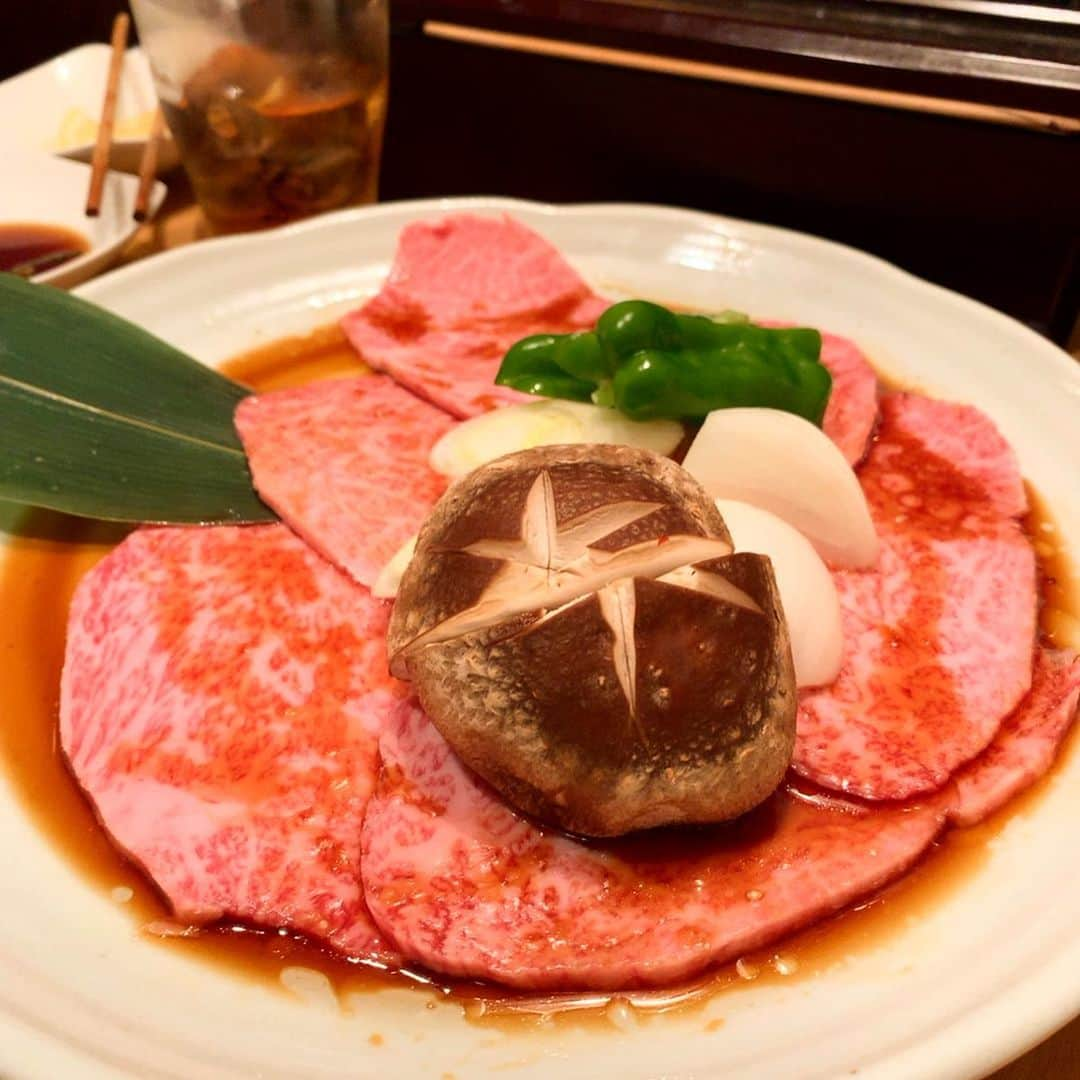 濱野りれさんのインスタグラム写真 - (濱野りれInstagram)「Yakiniku 'Kinryuzan' -One of the restaurant that regularly make reservation. We ordered chateaubriand twice so I'm posting two photos of it🤣👌 I'm pretty sure that if you eat this chateaubriand, You won't be able to eat it in the others🤫❗️ - 定期的な予約をとらせていただいてるお店の１つ金竜山💫ここのお肉食べたらほんと他のお肉食べれなくなる😫(食べるけど)笑 まさかのシャトーブリアンお代わりしたので二枚載せておきます🤫💓いつも感動的なお肉をありがとうございます🙇‍♀️💗💫 - #rirelog#kinryuzan#shirogane#yakiniku#wagyu#wagyubeef#kobebeef#tokyoeats#toptokyorestaurants#tokyogourmet#lovetoeat#eatlover#tabelog#chateaubriand#炭焼金竜山#金竜山#焼肉#焼肉屋#予約困難#食べログ高評価#食べログ4#六本木グルメ#グルメ記録#東京グルメ#シャトーブリアン#レバー」10月2日 17時04分 - riregram