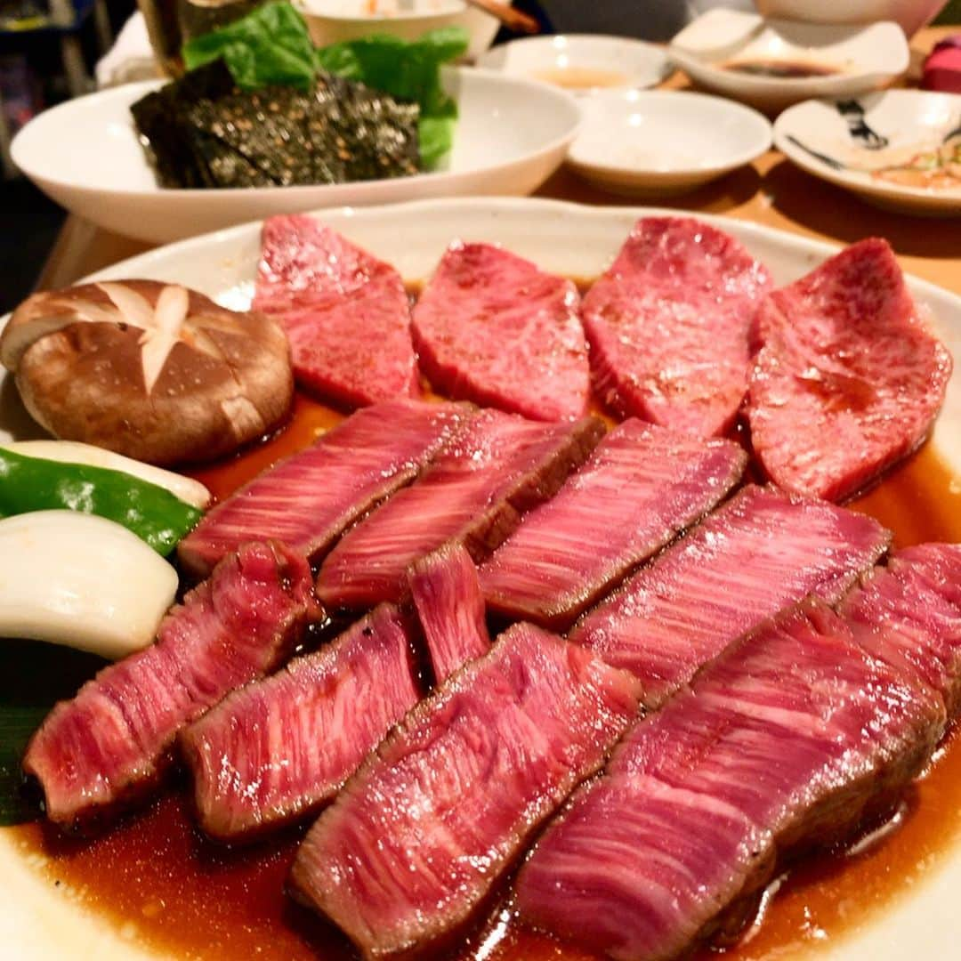 濱野りれさんのインスタグラム写真 - (濱野りれInstagram)「Yakiniku 'Kinryuzan' -One of the restaurant that regularly make reservation. We ordered chateaubriand twice so I'm posting two photos of it🤣👌 I'm pretty sure that if you eat this chateaubriand, You won't be able to eat it in the others🤫❗️ - 定期的な予約をとらせていただいてるお店の１つ金竜山💫ここのお肉食べたらほんと他のお肉食べれなくなる😫(食べるけど)笑 まさかのシャトーブリアンお代わりしたので二枚載せておきます🤫💓いつも感動的なお肉をありがとうございます🙇‍♀️💗💫 - #rirelog#kinryuzan#shirogane#yakiniku#wagyu#wagyubeef#kobebeef#tokyoeats#toptokyorestaurants#tokyogourmet#lovetoeat#eatlover#tabelog#chateaubriand#炭焼金竜山#金竜山#焼肉#焼肉屋#予約困難#食べログ高評価#食べログ4#六本木グルメ#グルメ記録#東京グルメ#シャトーブリアン#レバー」10月2日 17時04分 - riregram