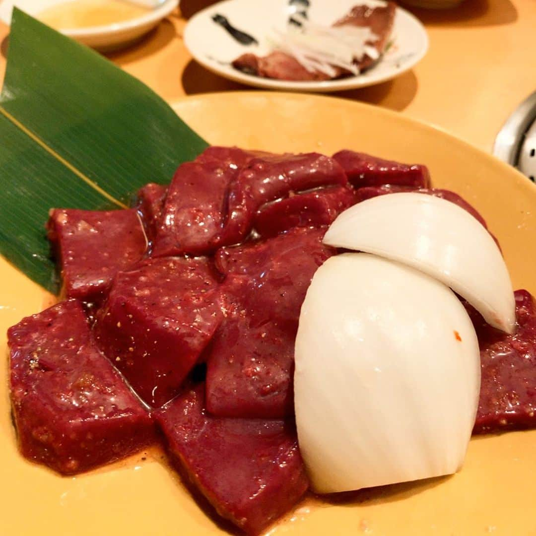 濱野りれさんのインスタグラム写真 - (濱野りれInstagram)「Yakiniku 'Kinryuzan' -One of the restaurant that regularly make reservation. We ordered chateaubriand twice so I'm posting two photos of it🤣👌 I'm pretty sure that if you eat this chateaubriand, You won't be able to eat it in the others🤫❗️ - 定期的な予約をとらせていただいてるお店の１つ金竜山💫ここのお肉食べたらほんと他のお肉食べれなくなる😫(食べるけど)笑 まさかのシャトーブリアンお代わりしたので二枚載せておきます🤫💓いつも感動的なお肉をありがとうございます🙇‍♀️💗💫 - #rirelog#kinryuzan#shirogane#yakiniku#wagyu#wagyubeef#kobebeef#tokyoeats#toptokyorestaurants#tokyogourmet#lovetoeat#eatlover#tabelog#chateaubriand#炭焼金竜山#金竜山#焼肉#焼肉屋#予約困難#食べログ高評価#食べログ4#六本木グルメ#グルメ記録#東京グルメ#シャトーブリアン#レバー」10月2日 17時04分 - riregram