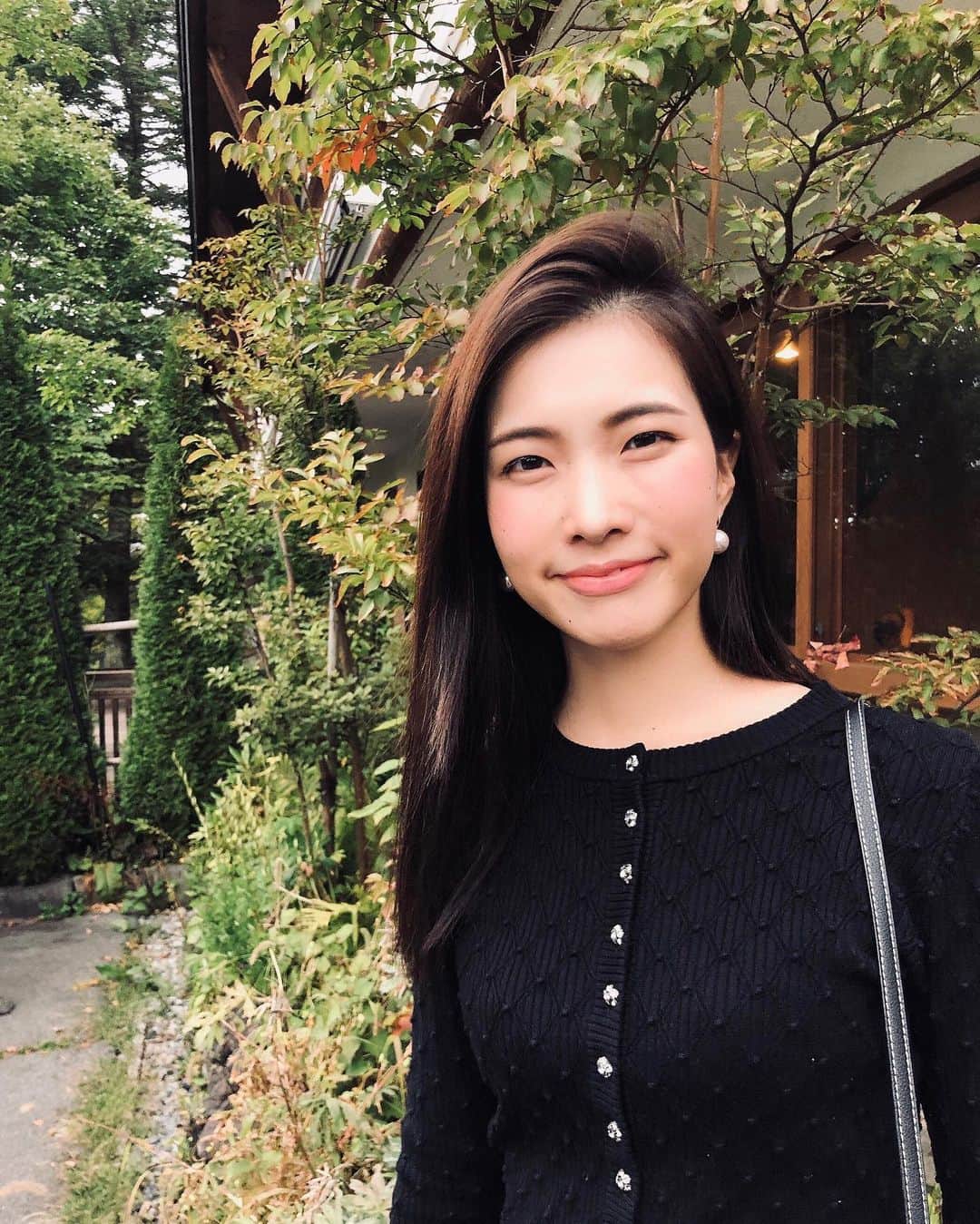 工藤沙織さんのインスタグラム写真 - (工藤沙織Instagram)「🌸 . . 今日はライターのお仕事で長野に来ています。  先日ようやく行けたヘアメンテナンスのおかげで髪の毛の調子が抜群！  今回は表参道の&STORIESの射場さん（ @ibaseiji ）にお願いしてパーフェクションカラーをしていただきました✨  カラーをするほど髪の毛が生き返る、というなんとも嬉しいメニューでパサついていた私の髪の毛もうるうるサラサラになりました🥺  私は髪の毛の赤みが出やすいので、明るさは6くらいでパープルを入れてもらいました。  やっぱりこの色がすごく落ち着きます🌸  今回初めて&STORIESに伺ったのですが、広々としていて居心地が良かったです。  射場さんやアシスタントのえりさんも話しやすく、ゆっくりしながらも会話も少し楽しむくらいが心地よいのでくつろぐことができました♪  技術も大切にするのは勿論なのですが、やっぱり心地よい人やお店を選びたいんだなと今回改めて感じました。  11月のミス・ヨーロッパ・コンチネンタルの世界大会へむけたヘアメンテナンスもしてくださるとのことなので、ツヤツヤピカピカのアジアンビューティーな髪の毛にしていただくべくまたお世話になります＾＾ . . ーーーーーーーーーーー  なんと今回ご厚意で「私のインスタを見た」と言って&STORIESの射場さんへご予約いただくと20%OFFにしてくださることになりました🌸  ツヤツヤピカピカの髪の毛になりたい方、是非行ってみてくださいね💇‍♀️ . . #大人女子 #オトナ女子 #大人カジュアル #ヘアスタイル #髪型 #おしゃれ #簡単アレンジ #ロングヘア #ボブ #乾かしただけでキマるヘアメイク #model #メイク #カラー #表参道 #原宿 #ショート #白头发 #wedding #guhair #zarafashion #uniqlonails #beauty #髮型ナチュラル #ママグレージュ #pr #コラボベース #モデル」10月2日 17時06分 - sally.kudo