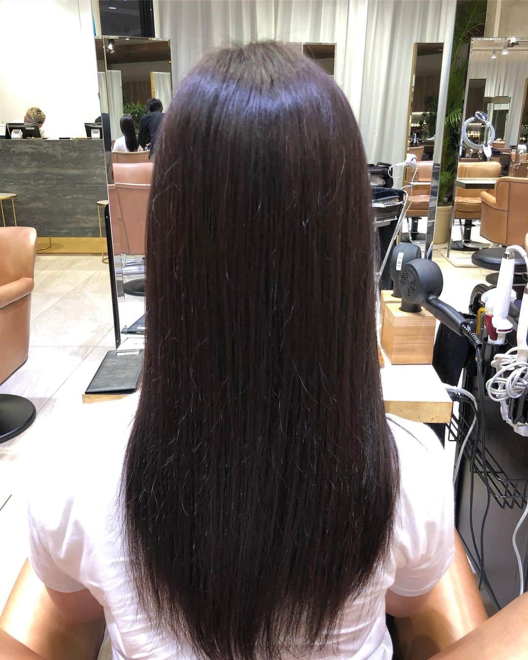 工藤沙織さんのインスタグラム写真 - (工藤沙織Instagram)「🌸 . . 今日はライターのお仕事で長野に来ています。  先日ようやく行けたヘアメンテナンスのおかげで髪の毛の調子が抜群！  今回は表参道の&STORIESの射場さん（ @ibaseiji ）にお願いしてパーフェクションカラーをしていただきました✨  カラーをするほど髪の毛が生き返る、というなんとも嬉しいメニューでパサついていた私の髪の毛もうるうるサラサラになりました🥺  私は髪の毛の赤みが出やすいので、明るさは6くらいでパープルを入れてもらいました。  やっぱりこの色がすごく落ち着きます🌸  今回初めて&STORIESに伺ったのですが、広々としていて居心地が良かったです。  射場さんやアシスタントのえりさんも話しやすく、ゆっくりしながらも会話も少し楽しむくらいが心地よいのでくつろぐことができました♪  技術も大切にするのは勿論なのですが、やっぱり心地よい人やお店を選びたいんだなと今回改めて感じました。  11月のミス・ヨーロッパ・コンチネンタルの世界大会へむけたヘアメンテナンスもしてくださるとのことなので、ツヤツヤピカピカのアジアンビューティーな髪の毛にしていただくべくまたお世話になります＾＾ . . ーーーーーーーーーーー  なんと今回ご厚意で「私のインスタを見た」と言って&STORIESの射場さんへご予約いただくと20%OFFにしてくださることになりました🌸  ツヤツヤピカピカの髪の毛になりたい方、是非行ってみてくださいね💇‍♀️ . . #大人女子 #オトナ女子 #大人カジュアル #ヘアスタイル #髪型 #おしゃれ #簡単アレンジ #ロングヘア #ボブ #乾かしただけでキマるヘアメイク #model #メイク #カラー #表参道 #原宿 #ショート #白头发 #wedding #guhair #zarafashion #uniqlonails #beauty #髮型ナチュラル #ママグレージュ #pr #コラボベース #モデル」10月2日 17時06分 - sally.kudo