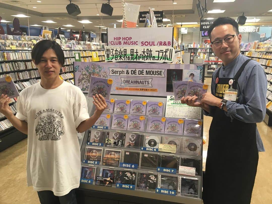 のインスタグラム：「Serph & DÉ DÉ MOUSE『DREAMNAUTS EP』リリース日なので新宿タワレコさんに行ってきました✨ 野村さん、いつもご対応ありがとうございます🙇‍♂️ 今夜は22時15分からデデマウス のYouTubeチャンネルでSerphとのコラボセッション配信しますのでお見逃しなく💙  #dédémouse #dedemouse #デデマウス #電電鼠 #serph #タワレコ #新宿 #dreamnauts」