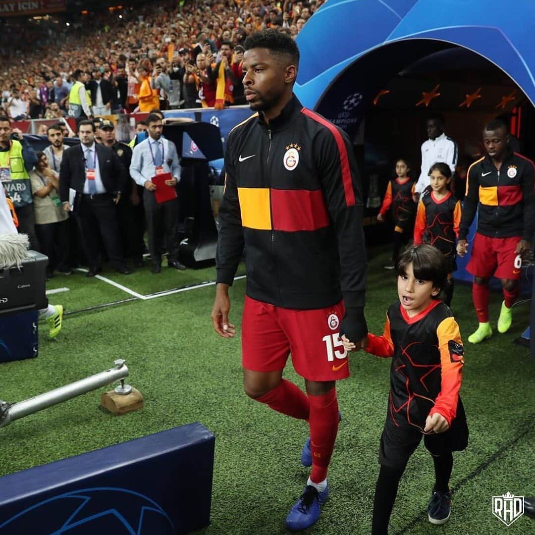 ライアン・ドンクのインスタグラム：「#GALATASARAY 🦁. Hep Galatasaray, Tek Galatasaray. Dun muhteshemdiniz. Herkese teshekkurler. Oyun guzel sonutj malesef kotu. Hersey tjok iyi olatjak zamanla. #family #ev #donkça」
