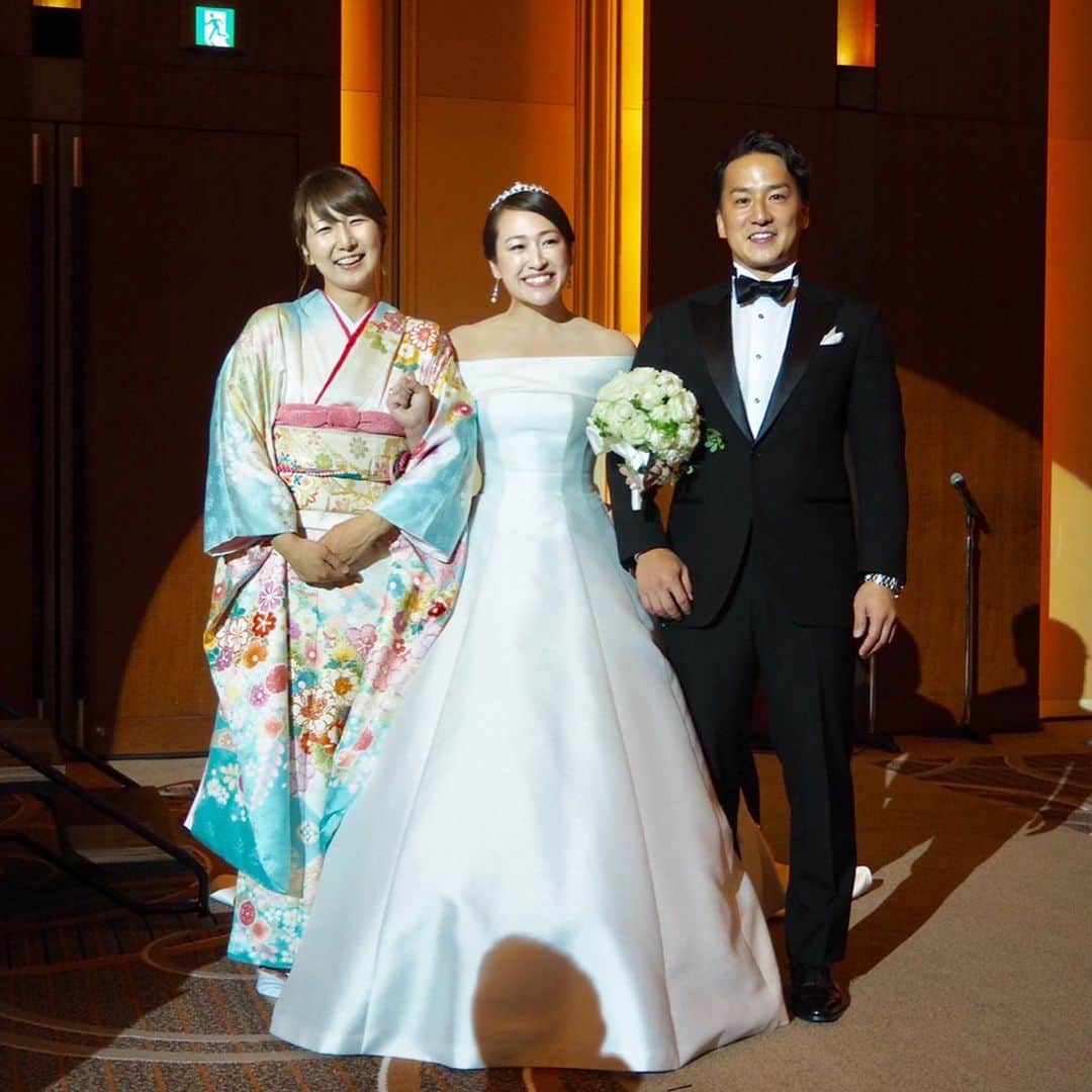 のインスタグラム：「まだまだ投稿します🤗💦 中座の退場と新郎の再入場は お互いに大好きな人たちと🥰❤️❤️❤️ なんかみんな似てる👯‍♂️👯‍♀️👯‍♂️👯‍♀️ #お兄ちゃん#お姉ちゃん#従姉妹#ブラコン  #中座#お色直し#再入場 曲は#mrchildren の#GIFT #自分で感動  #結婚式#披露宴#花婿#花嫁#コンラッド花嫁 #コンラッド東京#CONRADTOKYO  #wedding#weddingdress #ドレス #余興#サプライズ#幸せな1日  #ファーストバイト#お手本バイト」