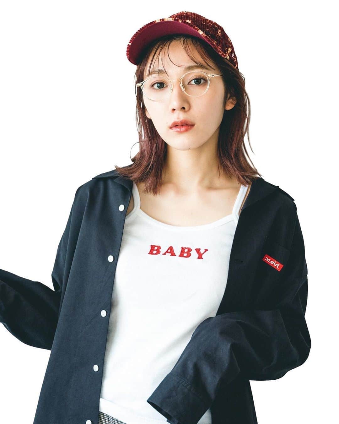 のインスタグラム：「今月のminiではいっぱい眼鏡かけてるので見てね👶🏻付録が今月も神です史上最強に神絶対ゲットしてほしい、自分は買い溜めする🤷🏻‍♂️ もっと色んな顔できるようにがんばる、笑 みんないつもアンケートありがとう！今月もアンケート書いてくれると嬉しい^_^💕💕デス いとみかさんのスタイリングいつもドンピシャ全部可愛くてスキ ？！可愛い真似しよってなる冬服買いに行きたいなぁ 今日も撮影してきます 毎日たのしいのみんなのおかげーーラブありがと」