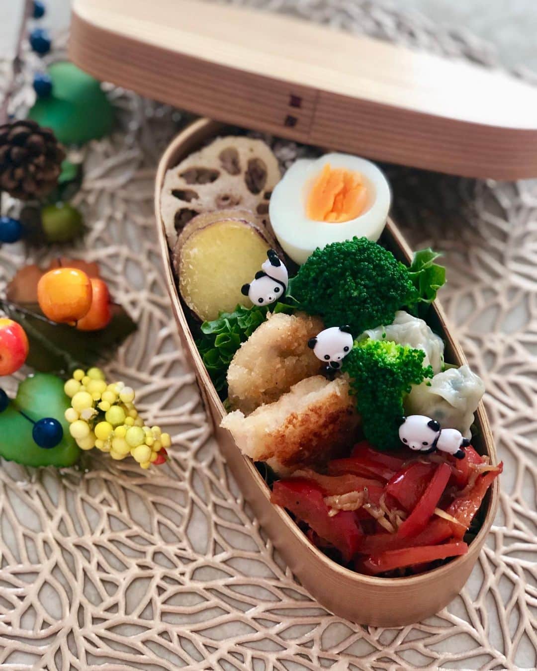 のインスタグラム：「日中はまだ暑いけどやっぱり秋の空気だねー！﻿ だがしかし、お弁当には秋要素があまりない 笑笑 ﻿ ﻿ ＊鶏胸肉の天ぷら﻿ ＊水餃子﻿ ＊パプリカのシラス炒め﻿ ＊サツマイモとレンコンの米粉天ぷら﻿ ＊ゆで卵﻿ ﻿ #藤田りえ﻿ #アナウンサー﻿ #フリーアナウンサー #お弁当 #お弁当部 #お弁当記録 #お弁当作り #中学女子弁当 #弁当女子 #曲げわっぱ #曲げわっぱ弁当 #お昼が楽しみになるお弁当  #お弁当pic  #お弁当作り楽しもう部  #中学生弁当  #bento #obento #bentolunchbox  #obentagram」