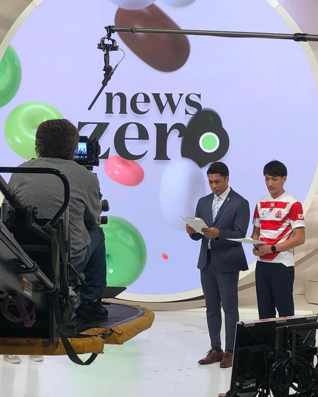 大西将太郎さんのインスタグラム写真 - (大西将太郎Instagram)「昨夜は「news zero 」 有働さんがラグビーボールになるって言うから😳恐縮ですが…💦 初出演で緊張感たっぷりでしたが、有働さんはじめ出演者、関係者の方々が優しく接してくださいました。そして何より、中継で何度もご一緒させていただいてる山本アナが横にいてくれたので安心して、楽しく出演出来ました😊 ありがとうございました。 また来ま〜す‼️ #newszero #日テレ #rugbyworldcup #有働由美子さん  #山本紘之アナ #大西将太郎」10月2日 9時15分 - shotaro12