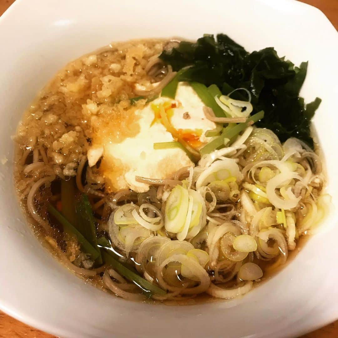 ラリソン彩華さんのインスタグラム写真 - (ラリソン彩華Instagram)「最近蕎麦にハマり中☺️ お蕎麦屋さんから頂いた 天かすと鶏油をトッピングしてお店の味🌟 具はネギわかめ温玉 黒七味がアクセント🌶 #蕎麦#たぬきそば」10月2日 9時31分 - ayakalarrison