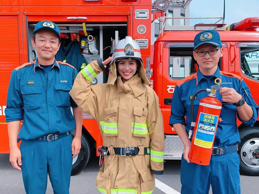 重太みゆきさんのインスタグラム写真 - (重太みゆきInstagram)「石巻消防署🚒西分署の皆さんの指導で消防体験させていただきました。石巻赤十字病院🏥健康まつりの合間に🙂こんなに消防服が重いなんて驚き😊消防士の皆さんは日頃こんなにヘビーな消防服を着て、あんなに凄いことしているなんて本当に凄いな〜と改めて感じ、感謝です❣️#重太みゆき #重太 #印象道 #印象評論家 #石巻 #石巻赤十字病院 #石巻消防署 #石巻消防 #健康まつり #消火🧯#🚒 #消防服」10月2日 9時34分 - shigetamiyuki