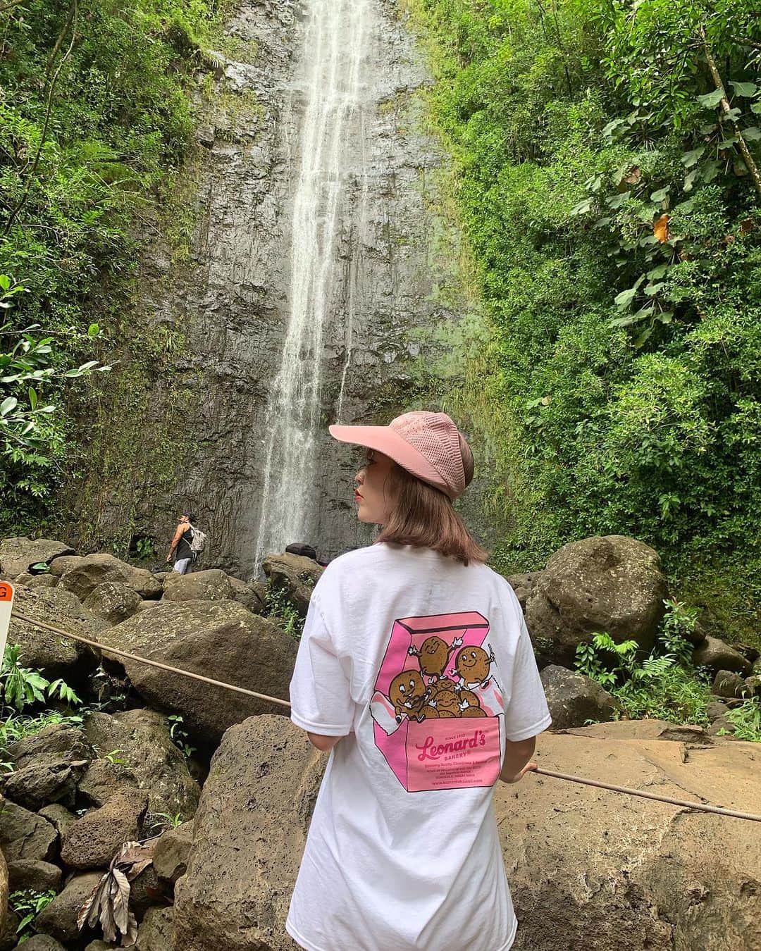 ひこ乃さんのインスタグラム写真 - (ひこ乃Instagram)「🌳⠀ ⠀ ハワイの上の方にある、ジャングルを越えた先にあった素晴らしい滝✨💗⠀ ⠀ そして私が着てるTシャツ！笑 ハワイの揚げパンこと、マラサダが書かれています。笑 マラサダ大好きで、ハワイで揚げたて沢山食べたんだけどあんまり太らなかった😳 それは行く前に @sbeautyclinic でセルライトのケアして行ったからと思われる！！行っといて良かった💗  レナーズのマラサダT可愛くない？笑 ジャングルにいた人たちに、マラサダ ガ〜ル！ってめっちゃ言われた笑🤣💗⠀ ⠀ #manoa#manoafalls#エスビューティークリニック#医療痩身#アンチエイジング#レーザートーニング#코디룩#코디그램#소통#소통해요 #코디네이트#코디#코디스타그램#베이지#베이지코디#데일리코디」10月2日 9時43分 - hikono0909