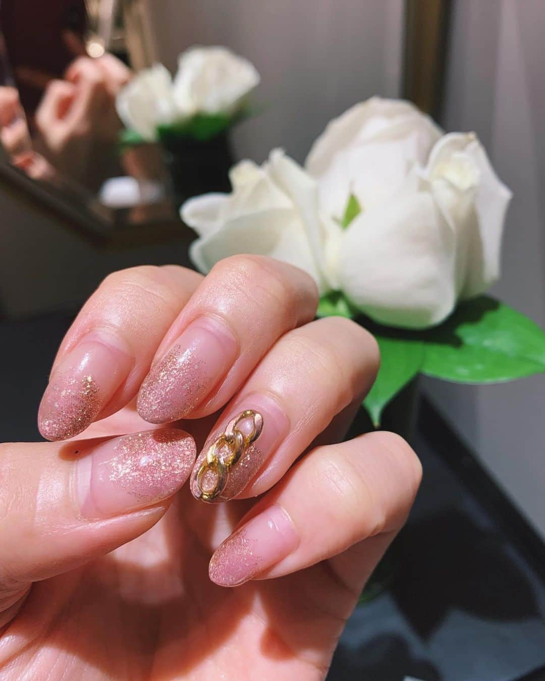 舟山久美子（くみっきー）さんのインスタグラム写真 - (舟山久美子（くみっきー）Instagram)「NEW NAIL✨ (伸びてるけど🤦🏼‍♀️) おはようございます🌞！ ネイルはオリジナル感あるデザインが好きですが、手元が綺麗に見えるネイルも好きになりました💅 今回は甘すぎないように、チェーンでちょっとスパイスを💋 @_hitomi821.nail_  ひとみちゃん、いつもありがとうございます🥺💕 #new #nail #ネイルケア」10月2日 9時53分 - kumikofunayama