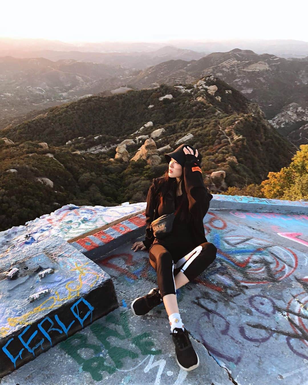 Emily Meiさんのインスタグラム写真 - (Emily MeiInstagram)「I’m extremely afraid of heights LMFAO Climbed up to the top of a mountain & here’s a little instagram VS reality for y’all 😩」10月2日 9時50分 - emily.ghoul