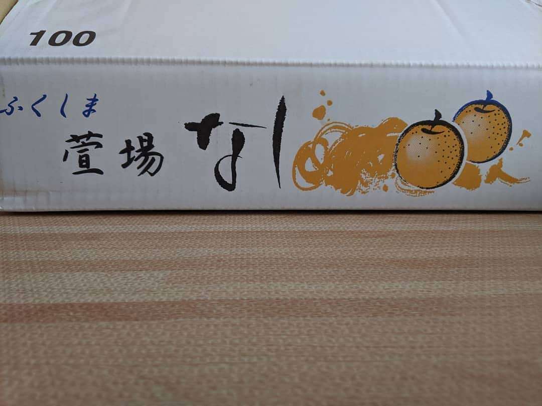 田村翔太さんのインスタグラム写真 - (田村翔太Instagram)「福島でお世話になった方から届いた梨。 福島って実は果物が沢山あります！！ しかも安全で、美味しいです！ 今年も桃、梨頂きました。美味しかったです。  #福島 #梨 #安全 #美味しい #福島ユナイテッド #色々作ってます  @hongyeon41 #奈良クラブ #金弘淵 #梨Tweetしてました 勝手に載せてごめんね。ホンヨン君。笑」10月2日 9時55分 - tamushou