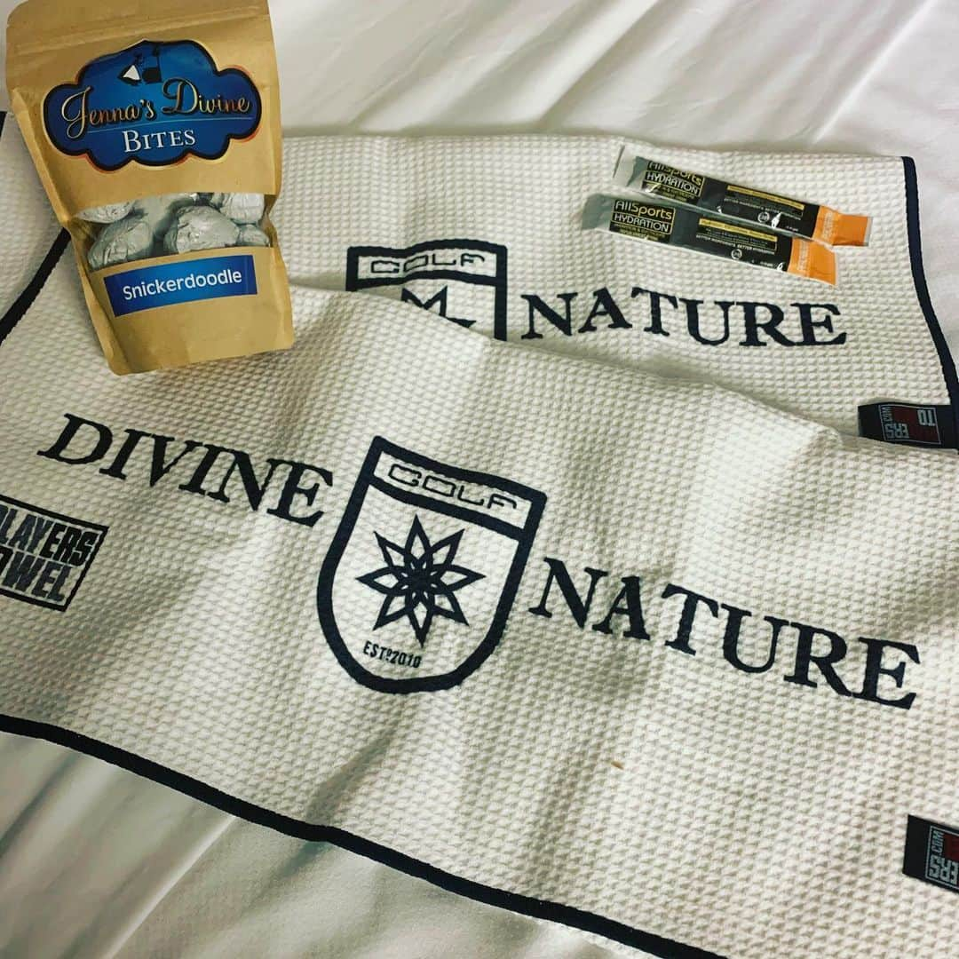 キム・カウフマンさんのインスタグラム写真 - (キム・カウフマンInstagram)「I don’t get a lot of boxes in my locker but I’m sure happy that it contains @divinenaturegolf when I do!  Thank you for the goodies, we will proudly be repping DV this week at the @voaclassic 🙌 #lpga #voaclassic」10月2日 10時17分 - kimkaufmangolf