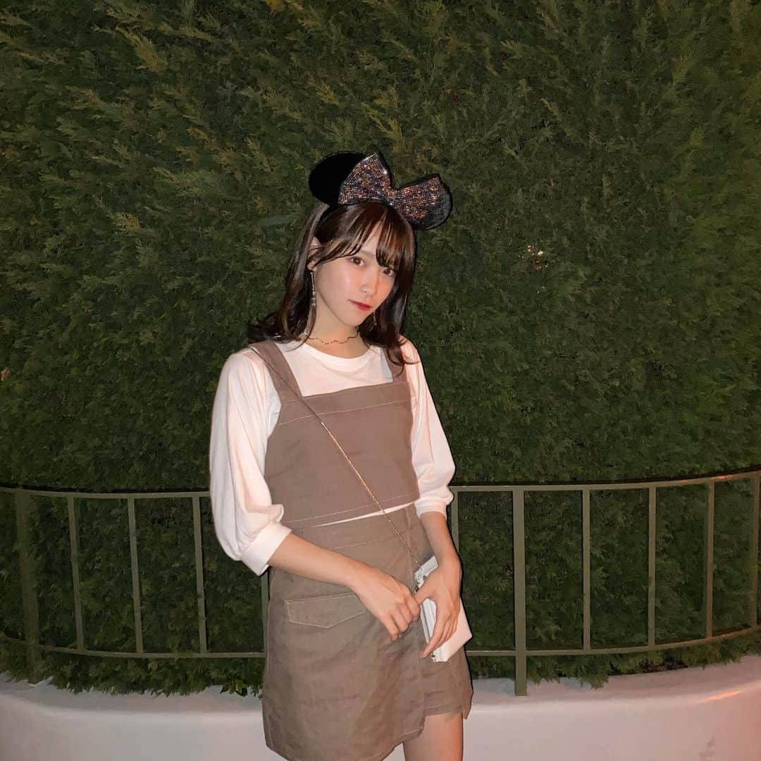 市川愛美のインスタグラム：「. . . @abbey_kazuki  いつもありがとうございます！ . 今回も髪を綺麗にして頂きました😘 一昨日に弟とお母さんとDisneyland行ってきました︎︎︎︎︎☺︎ その時はこんな感じー！  夜は冷えるからセットアップのアウターも着てった！ このくらいの時期のディズニーが大好きです💀👿🎃👻 #ディズニー#ディズニーランド#ディズニーコーデ #ディズニーカチューシャ#カチューシャ#Heather#ヘザー#GU」