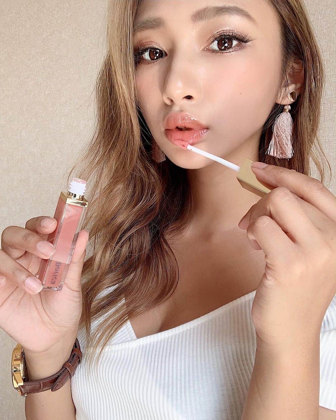 新井ニーニャのインスタグラム：「🕊 ﻿ ﻿ ﻿ お気に入りの #リッププランパー 届いた🧡﻿ ﻿ Boricaシリーズはプチプラなのに、性能はデパコス並(むしろそれ以上😂)なのでとってもだいすき🤤❤️限定色の101番ローズピンクを愛用してます🍊﻿ ﻿ 名前はローズだけど、ブラウンかかったオレンジっぽい感じで、普段コーラル系のメイクが好きな人はかなり好きだと思う🕊﻿ メイクにも使えるけど、唇美容液でもあるから、夜お風呂上がりとか夜のチルタイムに03番のクラシックローズとかもおすすめ👌🏽色付きのは私の大好きなティント処方だから、夜すっぴんで彼や旦那さんとの晩酌でもほんのり女性らしさ出せる🥀🍷💋 ﻿ ﻿ このつけたときのプワプワした、シワがのびていくようなつけ感好きなんだよなぁ💄﻿ (つけてる動画撮ってみたよ🕊) ﻿ ﻿ ﻿ ﻿ #Borica #ボリカ #リッププランパー #唇美容液 #リップケア #リップメイク #縦ジワカバー #美容マニア #美容オタク #かわいくなりたい #綺麗になりたい #おすすめリップ #リップケア #リップ好き #リップマニア #美容部 #モデル #モデルメイク #メイク #メイク動画」
