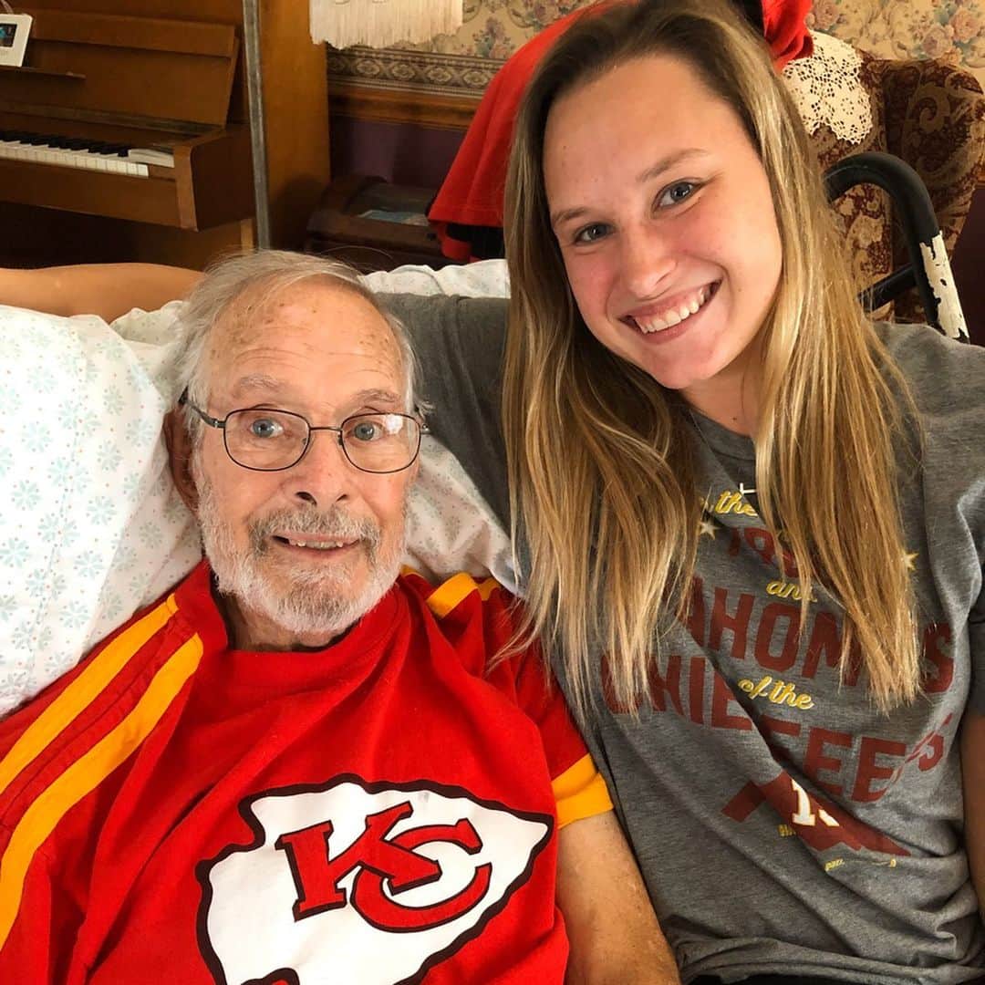 ブレナ・ダウエルのインスタグラム：「Papa, you were such an amazing man. You were always so kind and always had a smile on your face. I loved your sense of humor and I want you to know that it lives on through your daughters and grandchildren. You will be missed by so many. I love you so much Papa ❤️❤️」