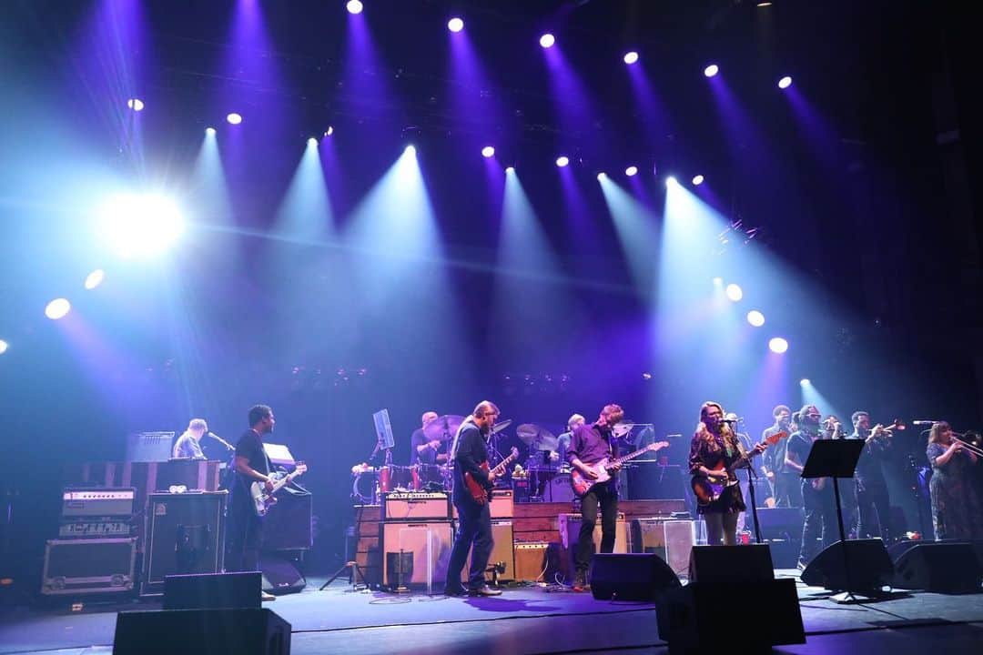 テデスキ・トラックス・バンドのインスタグラム：「Night three is in outer space with @nelscline joining for “Bell Bottom Blues” and an exploratory “Idle Wind.” 📷: @mlowephoto」