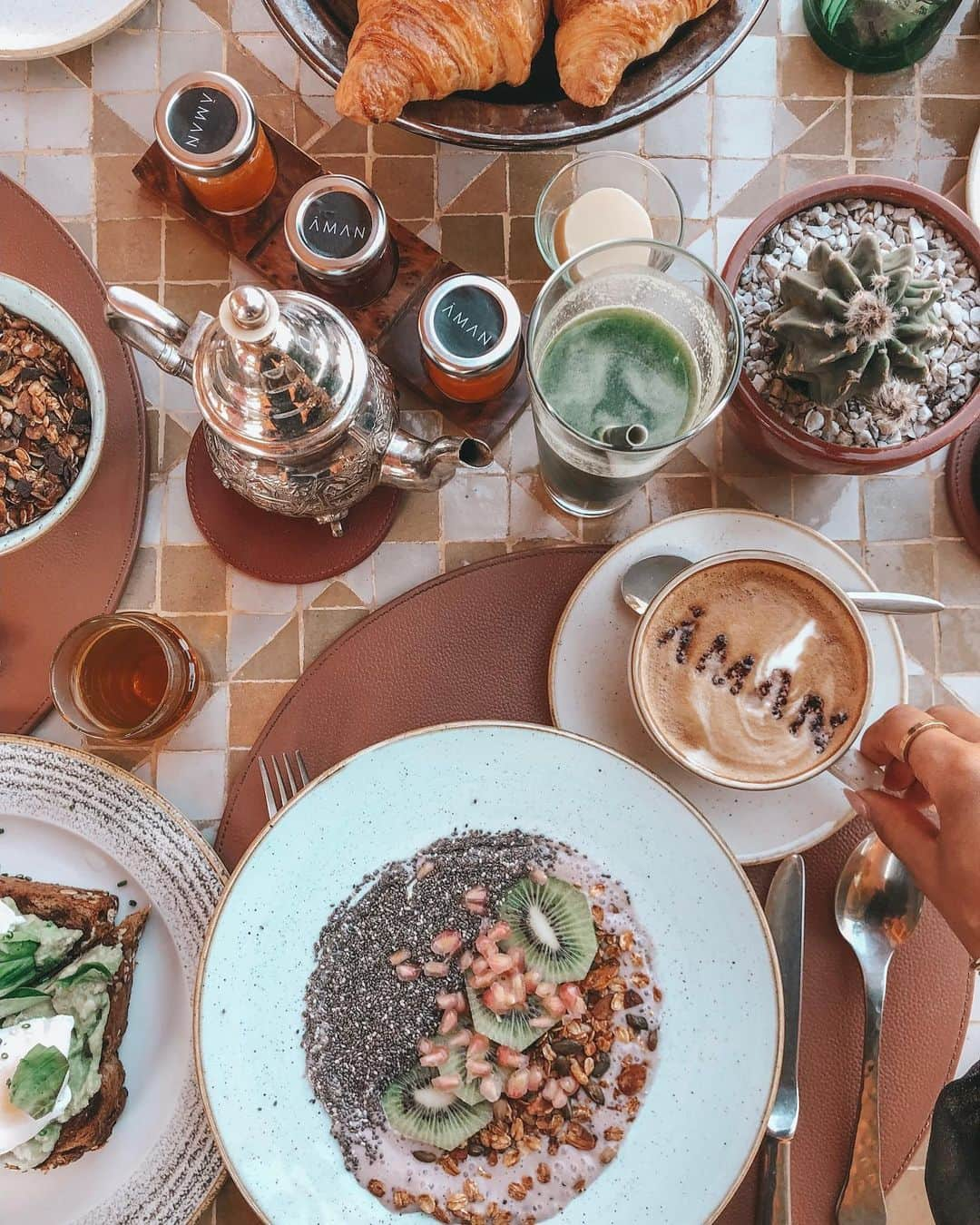 福井仁美さんのインスタグラム写真 - (福井仁美Instagram)「Breakfast @amanjena_resort ────────────────────── モロッコ撮影最後のホテルはAman💕 タジン鍋三昧からの、この朝ごはんは幸せの極みでした！！アトラス山脈越えて良かった！笑 早起き好きとしては、朝ご飯の美味しいホテルって最高🍴 ・  #marrakesh #morocco  #マラケシュ #shooting #moroccotravel #moroccotrip #morocco_vacations #モロッコ #モロッコ旅行 #jetsetter #المغربية  #travelphotography #travelersnotebook #aman #amanjena #アマン」10月2日 10時51分 - hitton28