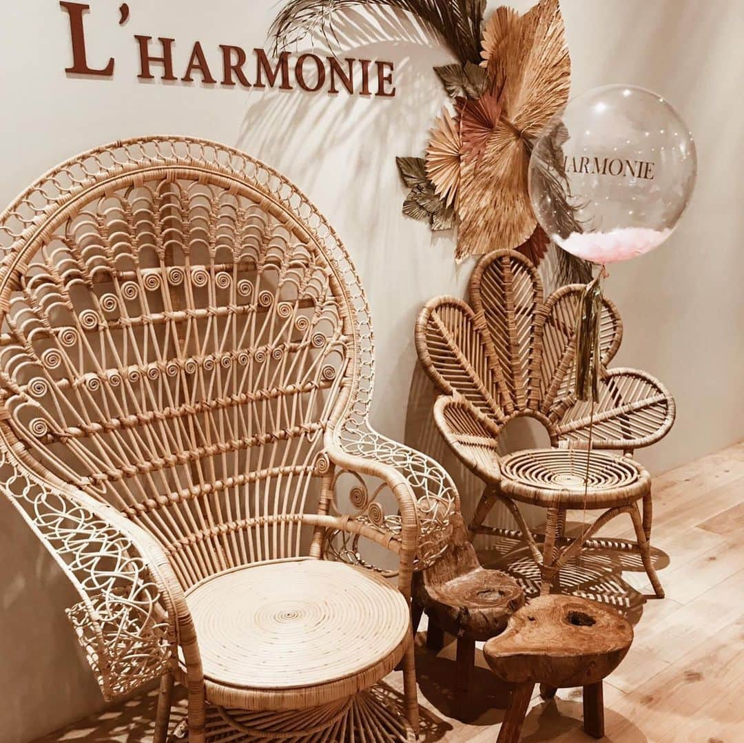 工藤万季さんのインスタグラム写真 - (工藤万季Instagram)「みんなのお家L’HARMONIE 無事オープンを迎えることができました🎉🌹 想像以上の方に来ていただけて オープン11時と同時に扉を開けてびっくり！  本当にありがとうございます。  思い描いた、 子供が退屈にすることなく、 ママを待っている間に遊べる空間。 そして、 ママも子供が楽しんでる間にイベントを楽しめる。 そして、 そこにいるみんなも繋がってゆく。  これからたくさんの方が この場所で体感し、学び、 ふざけて、笑って、 みんながHAPPYになったらいいな❤︎ 誕生日会やベビーシャワー、ママ会など いろんな会に使っていただけたらと思います。  装飾 @happyshowertokyo  ケータリング @feta.en.rose お菓子 @milky_______style  ご協力いただいた方のおかげで 素敵な空間、時間になりました。  ありがとうございます🙌🏻🙌🏻♥️ 味が変わる魔法のお水ヴィタジュエル @vitajuweljapan や 細胞レベルから体の状態がわかるメタトロン、 ナチュラルアイテムもお店で体感できます。  ぜひお立ち寄りください。 @lharmonie_tokyo」10月2日 10時59分 - makikudooo