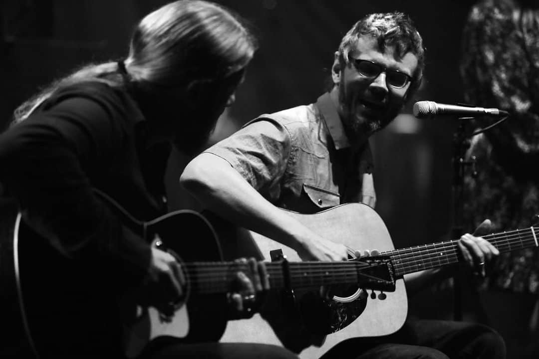 テデスキ・トラックス・バンドのインスタグラム：「Now it’s @lutherdickinson up and burning on “Mean Old World,” “Joyful Noise” and “Key To The Highway.” 📷: @mlowephoto」