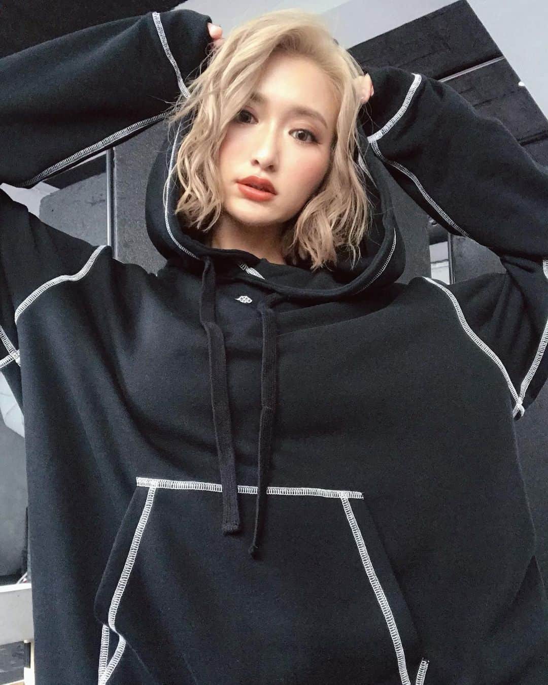 のインスタグラム：「CJD×DRESSCAMP Part2✌🏻 Kana model Black🖤 かなデザインは どなたにでも日常でも着て頂けるように 今回更にシンプルにしました！✨ フラットロックがメインのデザイン⛓ ． フードや腕の内側にもシッカリ、 パンツはサイドではなく前後に、 入っているフラットロックがポイント☺️ 胸のクロス刺繍は立体的に…👀 腰のロゴは好きな言葉を入れました！ checkして下さい✔️ ． SHIFFON ONLINE SITE、 全国のドン・キホーテ 一部取扱い店舗で 順次販売中🐧 ． ▼URL https://www.shiffon-online.jp/fs/shiffon/c/dresscamp-cyberjapandancers ． #cyberjapan #dresscamp #shiffon」