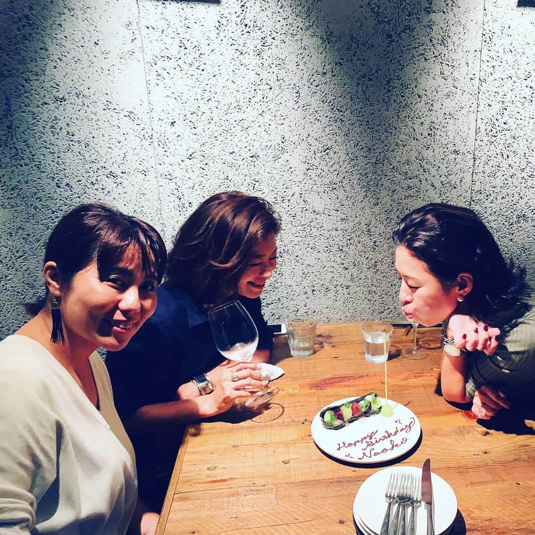 大草直子さんのインスタグラム写真 - (大草直子Instagram)「ありがとう。ありがとう。みんなの年齢足すと、200歳近いけどさ（笑）。あなたたちがいるから、私は毎年こんなに笑えるよ。大好き！！三尋木さんとわたし、 @zanellato_official ポスティーナがかぶり、また大笑い。箸が転んでも面白い年頃（笑）。thank you girls! @zanellato_official  @yuki_bookout  @ritsukomochizuki  #みひたんはインスタ #やってません #５時間半も渋谷にいた #美味しかった #最後のオレンジワインも #またすぐに会いましょう」10月2日 11時08分 - naokookusa