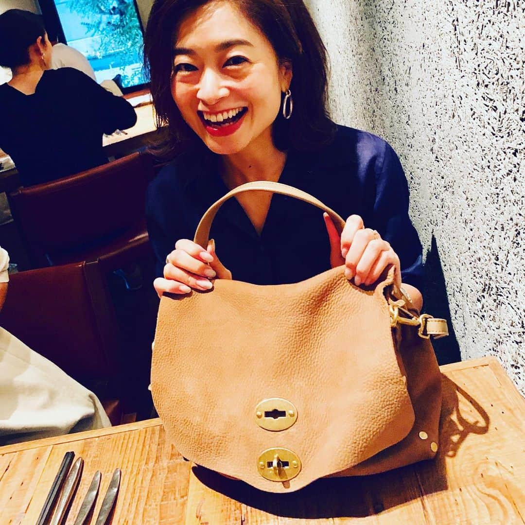 大草直子さんのインスタグラム写真 - (大草直子Instagram)「ありがとう。ありがとう。みんなの年齢足すと、200歳近いけどさ（笑）。あなたたちがいるから、私は毎年こんなに笑えるよ。大好き！！三尋木さんとわたし、 @zanellato_official ポスティーナがかぶり、また大笑い。箸が転んでも面白い年頃（笑）。thank you girls! @zanellato_official  @yuki_bookout  @ritsukomochizuki  #みひたんはインスタ #やってません #５時間半も渋谷にいた #美味しかった #最後のオレンジワインも #またすぐに会いましょう」10月2日 11時08分 - naokookusa