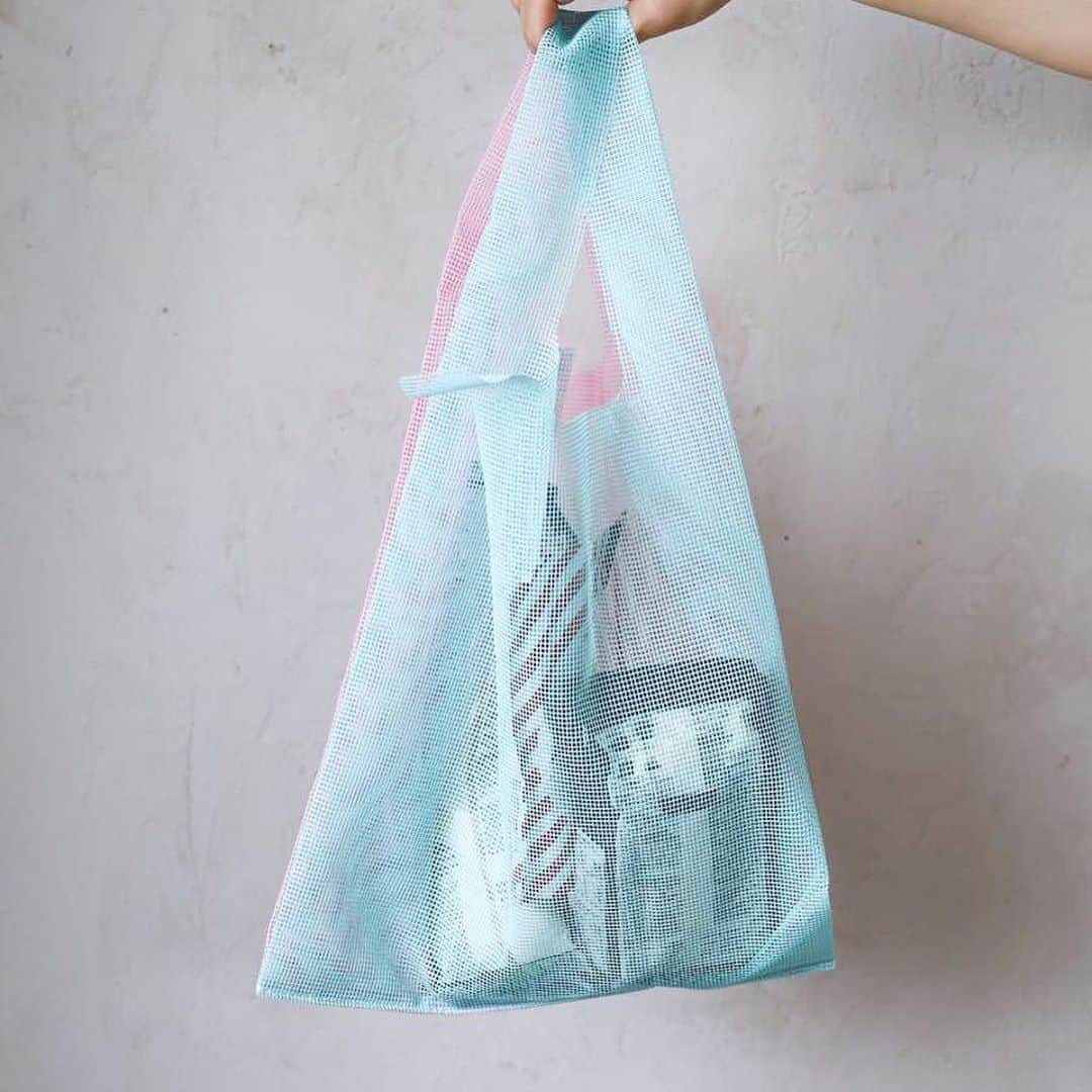 オルネ ド フォイユさんのインスタグラム写真 - (オルネ ド フォイユInstagram)「【おしゃれにエコ】  おしゃれなエコバッグって、なかなかないですよね？  レジ袋有料化の前に用意しておきたい「CONVENI BAG（コンビニ・バッグ）」。 . レジ袋の気軽に使える形をそのままモチーフにデザインされたバッグは、日常の買い物用としてはもちろん、お出かけのサブバッグとしても。 . . ●こちらの商品は不動前店、吉祥寺店にて販売しております。 ＊吉祥寺店は Brown × Grayのお取り扱いがございません。 . ——————————————— ◯WEBショップに関するお問い合わせ◯ オルネ ド フォイユWEBショップ TEL：03-6876-7832 （午前10時～午後6時／土日祝定休） e-mail：order@orne.co.jp  #コンビニバッグ #convenibag #エコバッグ #エコバッグ #トートバッグ #サブバッグ #メッシュバッグ #レジ袋 #コンビニ袋 #ecobag #interior #インテリア #暮らしを楽しむ #ていねいな暮らし #暮らし #住まい #livstagrammer #instahome#living #livingroom #ornedefeuilles #オルネドフォイユ」10月2日 11時09分 - ornedefeuilles
