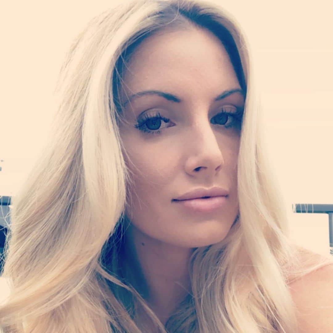 ティーガン・プレスリーのインスタグラム：「With hair of sunshine gold👑  #teaganpresley #wifey #blonde #sleepingbeauty」