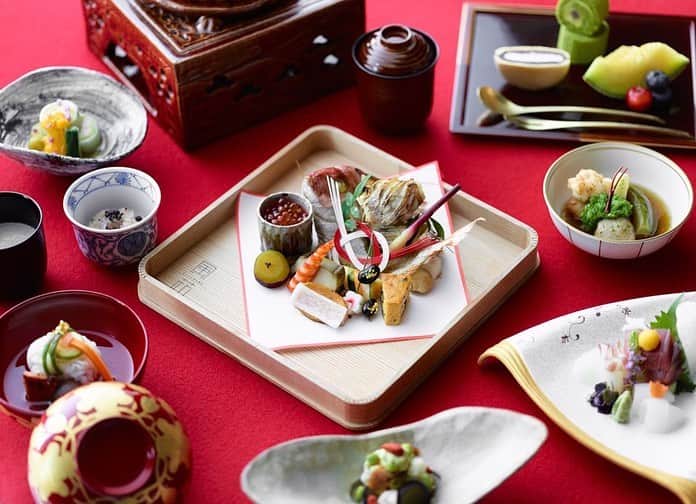 コンラッド東京 ウエディングのインスタグラム：「日本料理「風花」では、お二人の末永い幸せを願い、ご両家の幾久しい絆を結うお祝いの席にふさわしいプランをご用意。浜離宮恩賜庭園を望むパノラマビューが広がる掘りごたつ式の個室や、ゆとりある落ち着いた雰囲気の個室、ガラスで仕切られた開放感のあるテーブル個室にて、繊細かつ季節感あふれるお料理と心をこめたサービスでお二人の新しい門出をお手伝いします。 https://goo.gl/2fT5i4 #ConradTokyo #StayInspired #風花 #結納 #顔合わせ #お顔合わせ #日本料理 #結婚 #鯛 #プレ花嫁 #コンラッド花嫁 #個室 #式場探し #両家顔合わせ #両家顔合わせ食事会 #ウエディング #wedding」