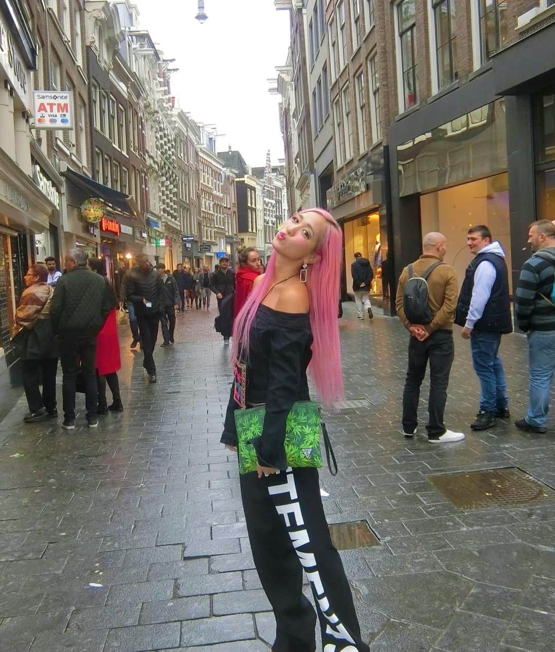 Yumikaさんのインスタグラム写真 - (YumikaInstagram)「🖤🌿🖤🌿🖤🌿 @yuminemgram 👆👆👆👆👆 . #amsterdam #holland #netherlands #travelgram #instatravel #vetements #ヨーロッパ #オランダ旅行 #アムステルダム #ベトモン」10月2日 11時48分 - yuminem923