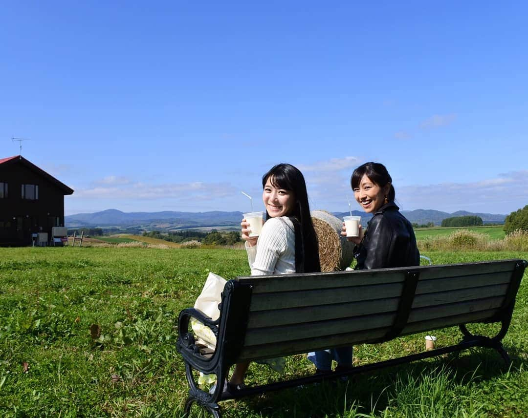 酒井千佳さんのインスタグラム写真 - (酒井千佳Instagram)「* 旭川空港に着いてすぐに広がる 雄大すぎる光景に感動。  美瑛の景色を眺めながら フェルムラテール美瑛のテラスで 焼きたてパンと牛乳の朝ごはん。  気持ちよすぎて 丘を駆け回っちゃうよね。  5枚目 ドライバーあおいちゃんからの 「車内の温度はいかがですか？」 とタクシー運転手ばりの発言に よしたけさんと爆笑。  10枚目 似合いすぎる乳絞り。 うしさん大好きなよしたけ先輩が いい写真撮ってくれた。  まだまだたくさん素敵な写真あるので アメブロに旅レポ載せてます。 ストーリーからとんでね。  #吉竹史 さん @fumiyoshitake  #玉木碧 ちゃん @tamaki_aoi.official  #北海道旅行 #女三人旅  #美瑛 #フェルムラテール美瑛  #ファームズ千代田」10月2日 12時04分 - sakaichikaaaa