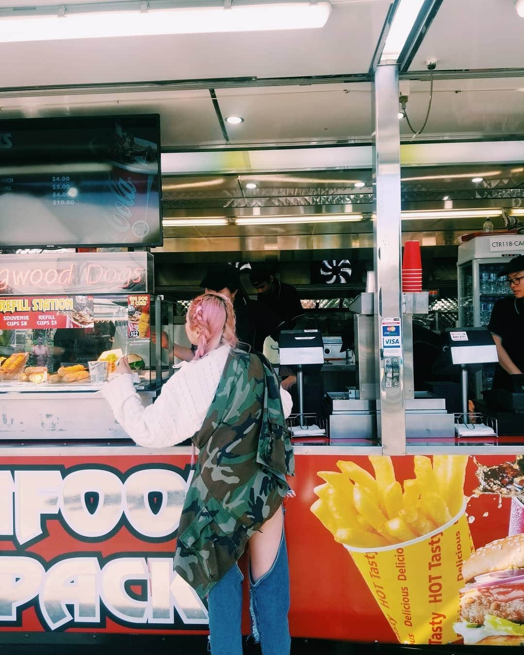 小林レイミさんのインスタグラム写真 - (小林レイミInstagram)「Jeans to Killing CHERRY👖🍒🔪💘 #outfit #denim #jeanshorts #fashiondiaries #fashiondoll #junkfood #snacktime #traveldiary #hotdog  #tourism #trip_shot #camouflage #denimlovers」10月2日 12時02分 - _reimi._____