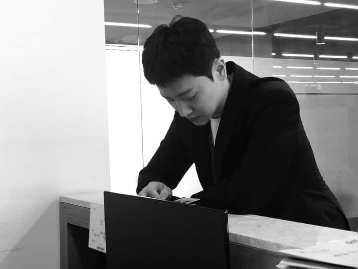 チャン・ジェホのインスタグラム：「눈팅😏」