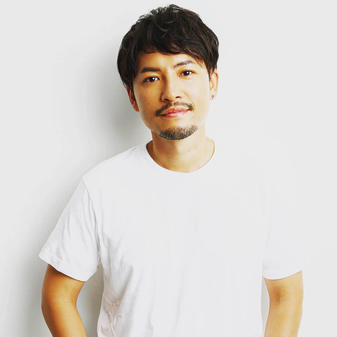 小柳津林太郎のインスタグラム：「38歳になりました。家族に感謝。仲間に感謝。フォロワーにも感謝。  そして、起業しました。同期と立ち上げます。社名は株式会社GHOSTです。化ける事業を生むぞ、という想いで名付けました。  バチェラーに出てから、自分自身、見られる側として、表面的な美容/健康のみならず、内面の豊かさを磨くことも大事だと痛感した次第です。  また、元々医者家系ということもあり、医療とまではいかないですが、人様の心と体の健康に通ずる事業を形にしていこうと思います。  元CAでもなく、元バチェラーでもなく、GHOSTの小柳津と認識してもらえるよう38歳も一生懸命精進します。  #僕らのルーツ は #サイバーエージェント #ghost #staygold #startup #バチェラー #起業 #rinstagram」