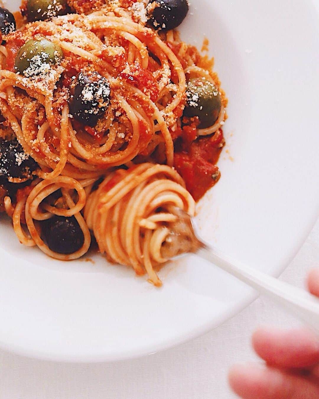 樋口正樹さんのインスタグラム写真 - (樋口正樹Instagram)「Spaghetti alla Puttanesca 🍝 . 今日のお昼はパスタ。 ニンニク、赤唐辛子、 しっかりと効かせて、 ケッパー、オリーブ、 アンチョビの塩気の 辛うまプッタネスカ。 . . #プッタネスカ #スパゲッティ #パスタ部 #バリラ #puttanesca #spaghettiallaputtanesca #topitalianfood #italyfood #italianfood #italifoodporn #barilla」10月2日 12時13分 - higuccini