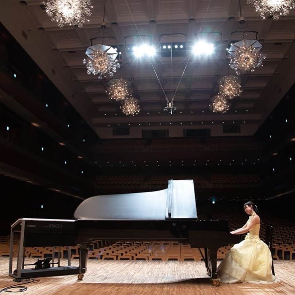 福岡女子短期大学さんのインスタグラム写真 - (福岡女子短期大学Instagram)「おはようございます。福岡女子短期大学です。 . 「私はまだ、音楽の神様に愛されているのだろうか？」生命と魂を懸け、ピアノコンクールに挑んだ天才たちの情熱と修羅の物語「蜜蜂と遠雷」が10/4ロードショーとなります。 . 音楽科の学生にとっては、「その気持ちわかる」と感じるシーンも多いのではないでしょうか。公開が楽しみな作品ですね。図書館では原作「蜂蜜と遠雷」の他、映画「蜜蜂と遠雷」を特集された雑誌も借りることが出来ます。 . １１月３０日（土）には、アクロス福岡シンフォニーホールにて、１９時開演（１８時３０分会場）音楽科学生による「第３回定期演奏会」が開催されます。音楽に情熱を注ぐ音楽科学生の演奏を是非ご覧ください。 . ========[ 資料請求 ]======== . 福岡女子短期大学の大学案内📕を無料送付中です。お気軽に申し込みください🌟 . 子ども学科/健康栄養学科 音楽科/文化教養学科 . 福岡女子短期大学 住所：‪‪‪福岡県太宰府市五条四丁目16番1号‬‬‬ tel：‪‪‪092-922-4034‬‬‬（代表） ======================= . #福岡女子短期大学 #音楽科 #蜂蜜と遠雷 #ロードショー #コンサート #コンクール #短大生 #福岡女子短期大学 #福女短 #音楽科 #福岡女子短期大学音楽科 #コンサート #ピアノ演奏 #音楽好きな人と繋がりたい #ピアノ #ピアノ好きな人と繋がりたい  #音楽好きな人と繋がりたい #クラシック音楽 #クラシック #コンクール #声楽 #音大生 #音楽学部 #音大」10月2日 12時07分 - fukuoka_wjc
