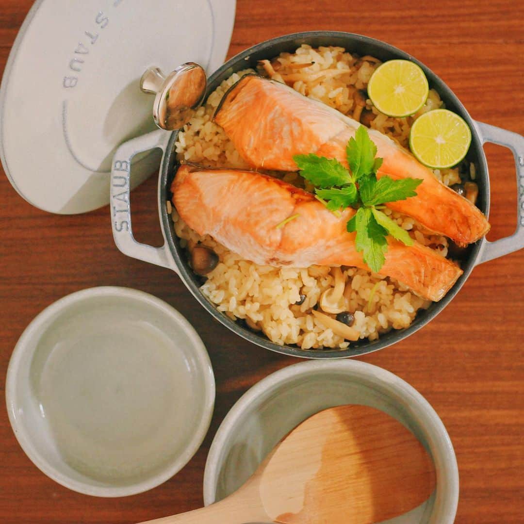 Kaori from Japanese Kitchenさんのインスタグラム写真 - (Kaori from Japanese KitchenInstagram)「【レシピ書きました】新色STAUBで作る鮭の炊き込みご飯。すだちをちゅーっとかけたら完成。 ・ こんにちは。 今日は9/12に発売されたSTAUBの新色「カンパーニュ」のWa-NABEを使って 今が旬の鮭の炊き込みご飯を作りました。 しめじと鮭はカルシウムを効率よく摂れる組合せ。 鮭は一緒に炊かず別でグリルしています。 こうすることでご飯を炊く時に しっかりと米粒が対流し ふっくらご飯に仕上がります。 鮭の香ばしさも活きてとっても美味。 STAUBでのご飯の炊き方も書きました。 (レシピは炊飯器でも作れます) ・ 薄いグレーの色は和食器ともマッチする色で これから大活躍しそうです。 午後からも頑張りましょう☺︎ ・ 【おしながき】 ・鮭としめじの炊き込みご飯 ・ #おうちごはん #家庭料理 #うつわ #和食 #料理初心者 #ストウブ #staub #ストウブカンパーニュ #ストウブ新色 #japanesemeal #japanesefood #washoku #レシピ」10月2日 12時08分 - coco_kontasu