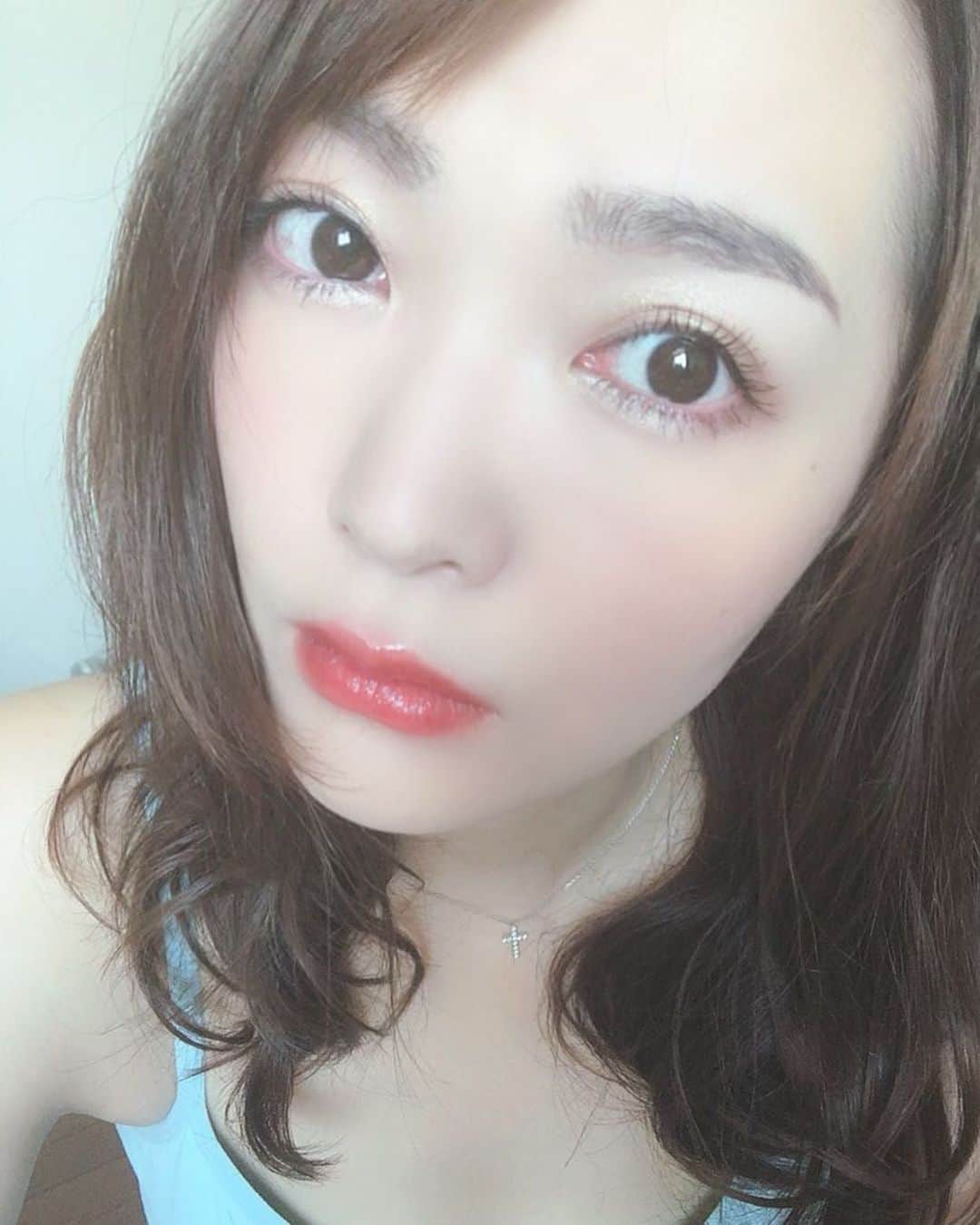 阿部桃子さんのインスタグラム写真 - (阿部桃子Instagram)「* ⠀ 朝のメイクの発色とノリが一日中続けばいいのに… ⠀ ⠀ とは言え一日中メイク直ししたこともない。 ⠀ ⠀ ⠀ あ、あれか、歳ってやつか！！！ ⠀ ⠀ ⠀ ⠀ 肌だけは何を置いてもキープしなければ𓀀 ⠀ なんか充血して目の中赤い ⠀ ⠀ #makeup #skincare #beautycare」10月2日 12時21分 - abemomoko_official