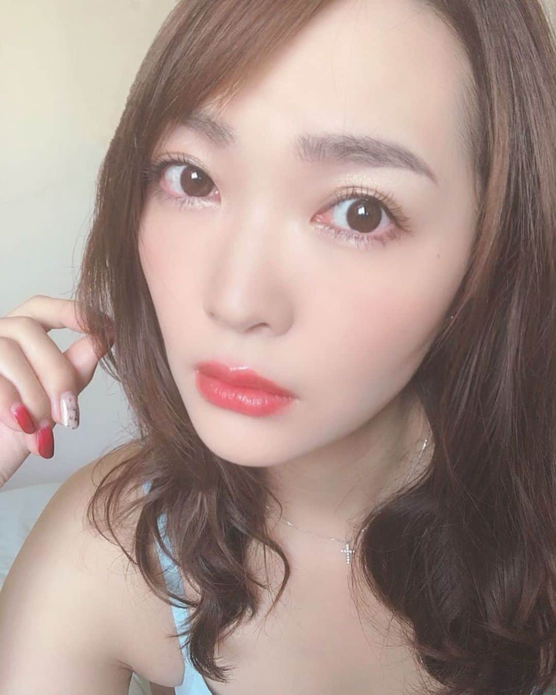 阿部桃子さんのインスタグラム写真 - (阿部桃子Instagram)「* ⠀ 朝のメイクの発色とノリが一日中続けばいいのに… ⠀ ⠀ とは言え一日中メイク直ししたこともない。 ⠀ ⠀ ⠀ あ、あれか、歳ってやつか！！！ ⠀ ⠀ ⠀ ⠀ 肌だけは何を置いてもキープしなければ𓀀 ⠀ なんか充血して目の中赤い ⠀ ⠀ #makeup #skincare #beautycare」10月2日 12時21分 - abemomoko_official
