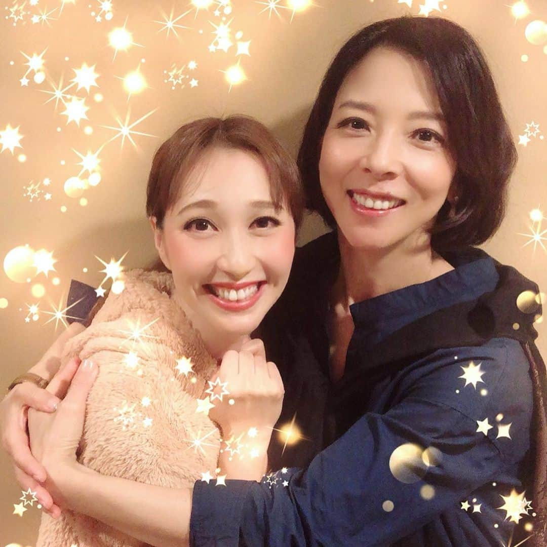 はいだしょうこさんのインスタグラム写真 - (はいだしょうこInstagram)「観劇にいらして下さった方シリーズ✨  大好きな方がぁ〜😻💕 霧矢大夢さん💕 と、 メイリームー  ちゃん💕  みほさんは（霧矢さん） 楽しかった話だけではなく、 私へのアドバイスも、 きちんと下さって、 やっぱり尊敬できます😊✨ ムーちゃんは、いつも優しく見守って笑いを提供してくれます😊✨ 実は私、このお稽古期間中、お稽古終わりにギリギリ間に合って、 霧矢さんの25周年コンサートを観に行く事ができました😊✨ もちろん、大好きなムーちゃんと行ってきたよ😊  霧矢大夢さんの人生の歴史の一部を見て、 登場から素敵すぎて、胸がぎゅ😭となり、アンコールでは涙でました😊✨ 本当にあたたかく、ステキなコンサートでした😊✨ 宝塚時代は接点もなく、 お知り合いでもなかったから🤔  宝塚時代に知り合っていたらなぁ。。。🥺と思うこともあります。 まだまだ、知らない事もあったり、 みなさんが宝塚で一緒に過ごした時間が、私にはないから😌  だけど、こうして卒業して出会えた事に、意味があって、決して遅い出会いではなかったと、信じています😊✨ ↑ これは、私の一方的な想いね😁😏💕 いくつになっても、憧れる人、好きな人、尊敬できる人がいるのは、 素敵な事だと、私はおもっています😊✨ だから、今日も、みほさんの歌を聴きながら、大阪に移動〜！！😆✨ うしし😆✨ #愛と哀しみのシャーロックホームズ #三谷幸喜さん、作、演出  #観劇にいらしてくださったシリーズ✨ #霧矢大夢さん #元宝塚  #月組男役トップスターさん  #今は、素敵な女優さん✨  #メイリームー  ちゃん #星屑スキャットメンバー #優しさと、美しさを持っているムーちゃん😌✨ #お二人とも、今年1月ミュージカル「グレートコメット」で共演  #3枚目は、私のリクエスト写真😁  #観劇にいらしてくださったシリーズ、 まだまだ続きます😊✨ #自分の想いが溢れ出ちゃってるの巻🙄 #ゆるしてね😆✨ #大阪公演もがんばるー！！😆✨」10月2日 12時20分 - haida_shoko