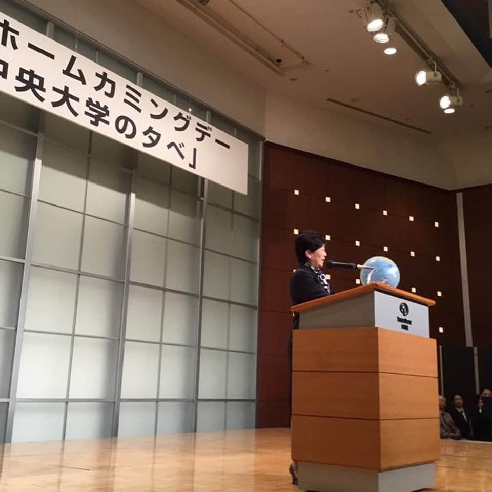 小池百合子さんのインスタグラム写真 - (小池百合子Instagram)「以前、中央大大学院で客員教授を務めていたこともあり(７年も！)、27年ぶりに都心で開かれたホームカミングデーでご挨拶。法学部が都心に戻るなど、様々な動きもあります。」10月2日 12時28分 - yuriko.koike